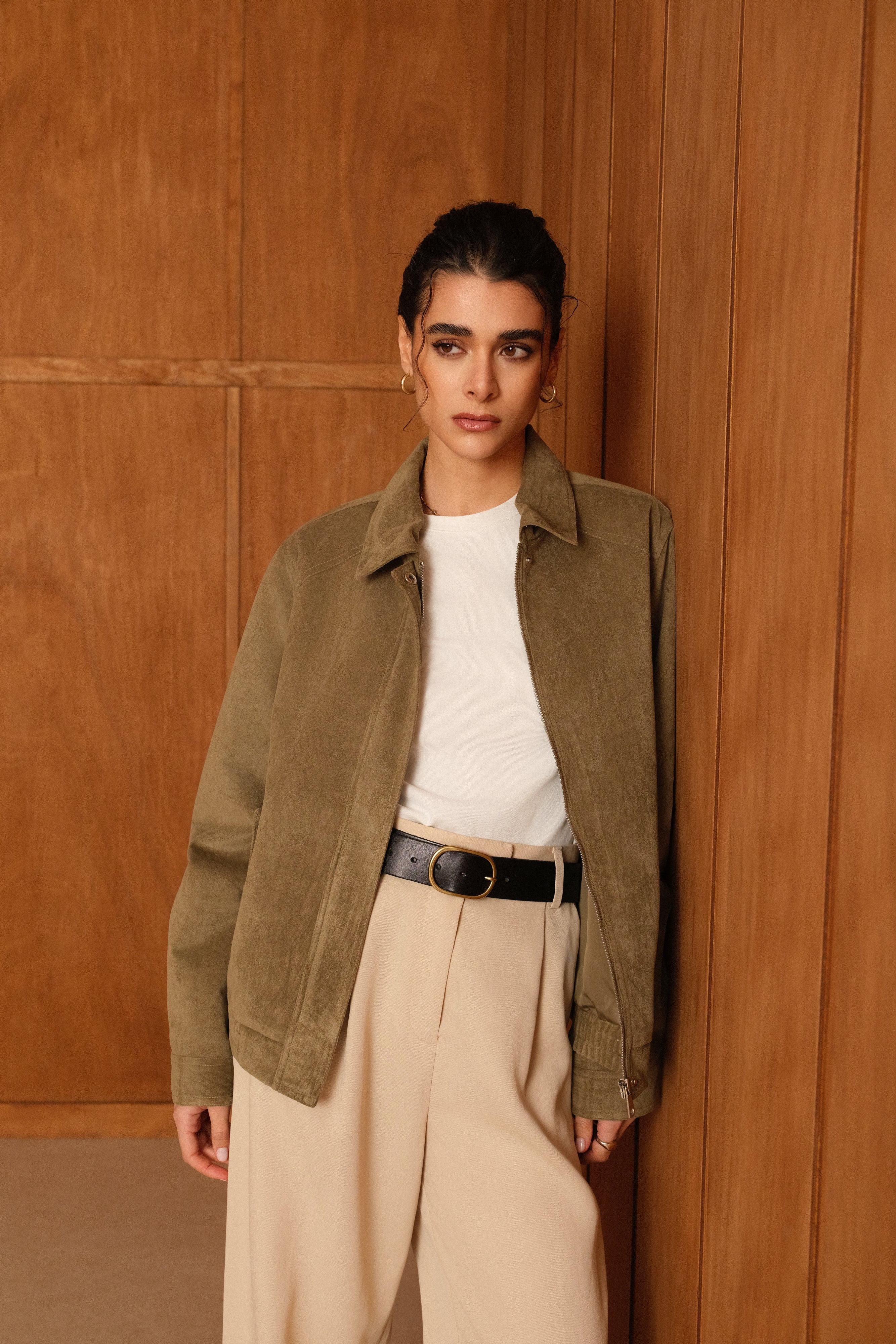 veste en suédine avec empiècement haut devant, col français, fermeture à glissière métallique cachée, poches à rabats et boutons pression, bas de veste élastique, devant
#couleur_kaki