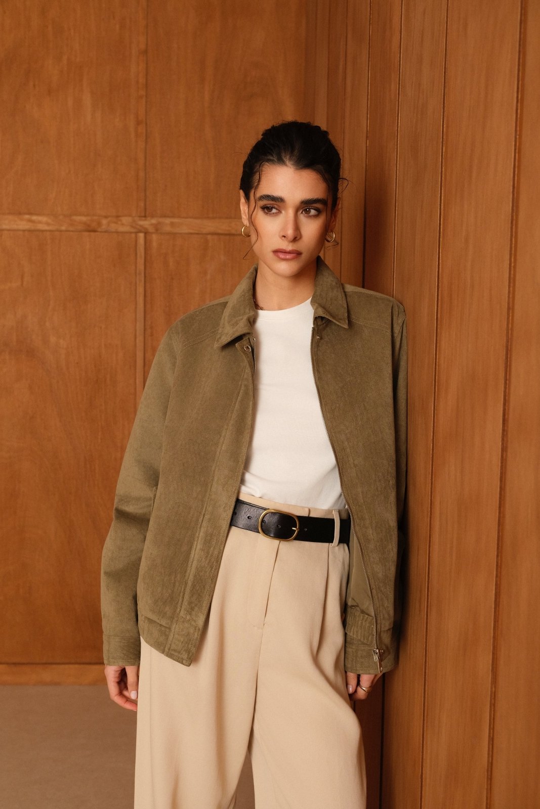 ROSERA - Veste Kaki - Escandelle (Vue de face - portrait - veste zip ouvert)
#couleur_kaki