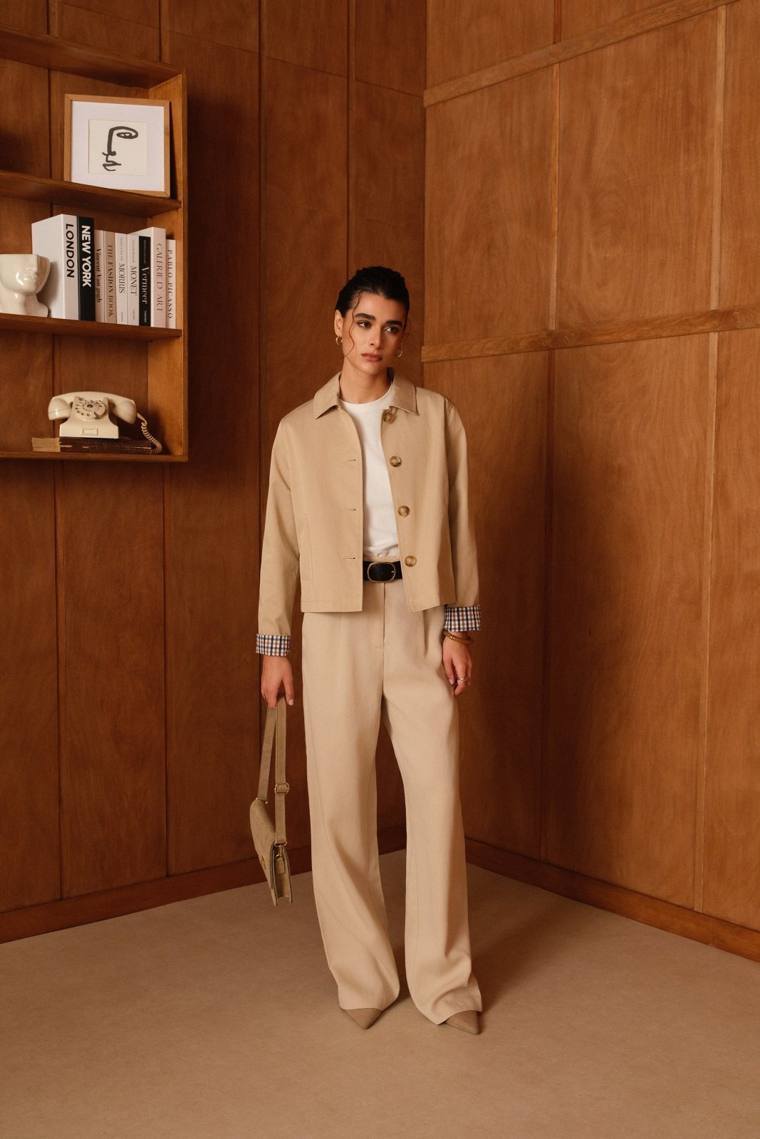 DELANEY - Veste Beige - Escandelle (Vue de face - silhouette entière)
#couleur_beige