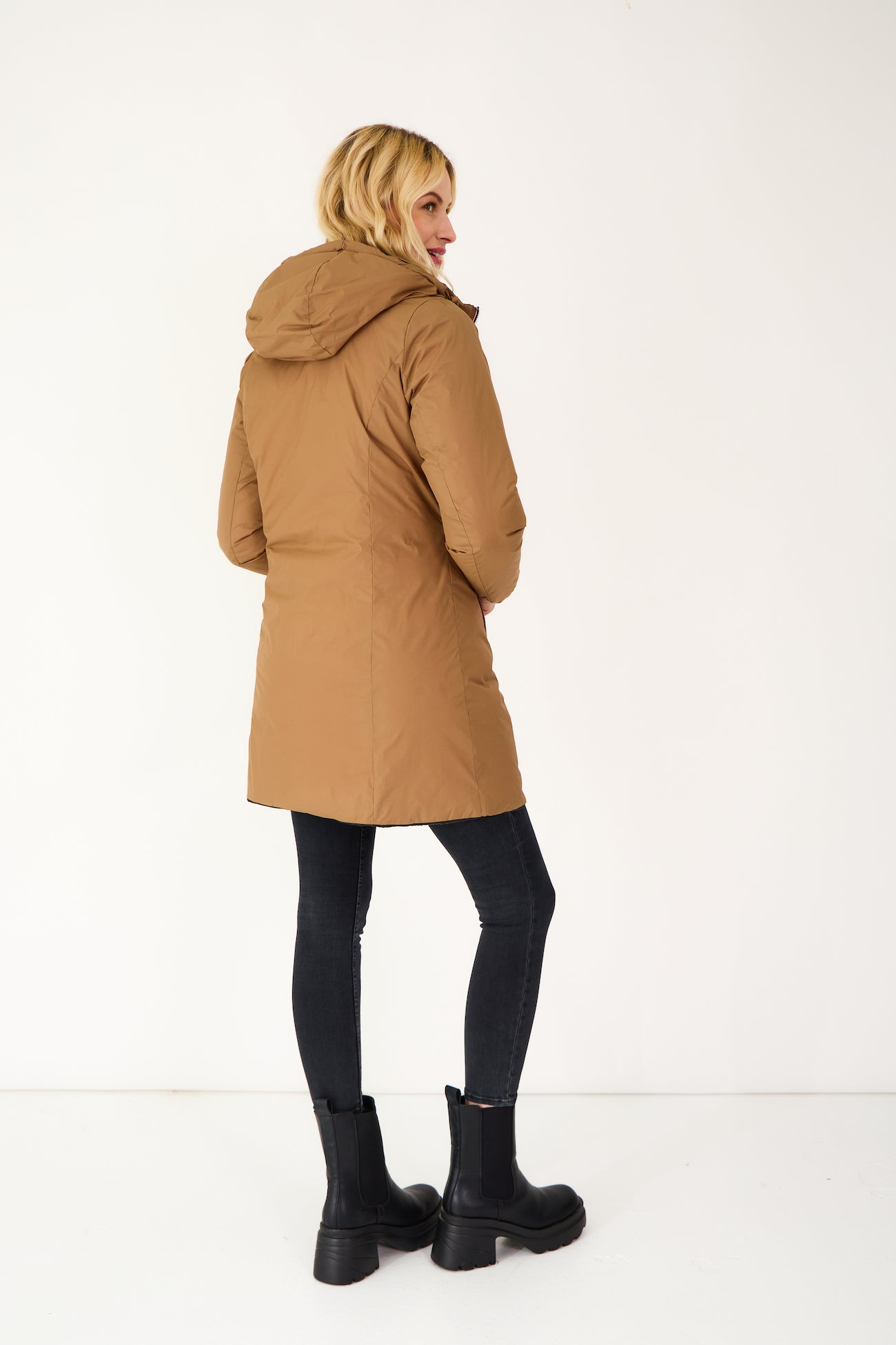 Doudoune SIXTINE Escandelle – vue de dos – manteau femme réversible taupe, silhouette moderne et citadine.
#couleur_taupe