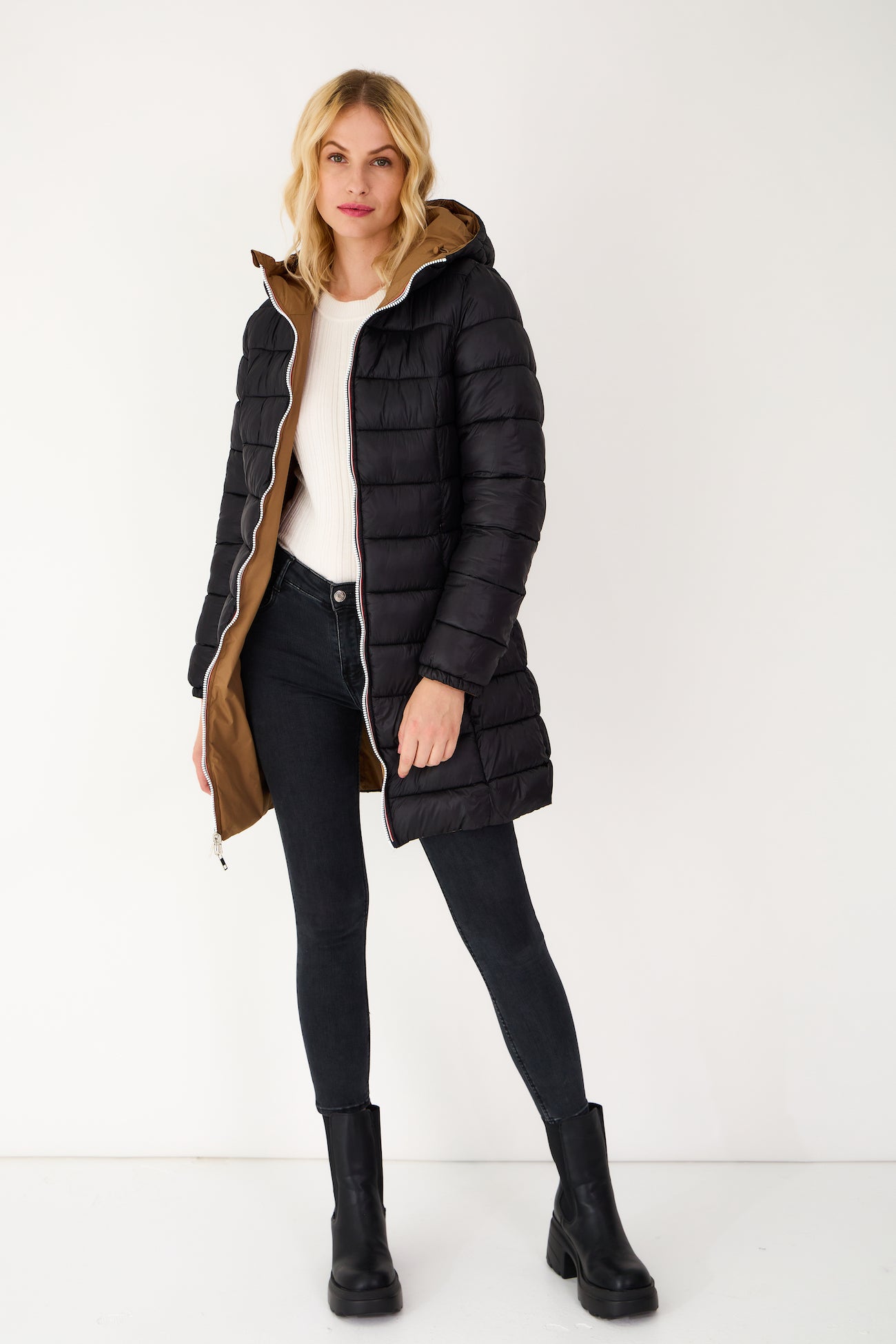 Doudoune SIXTINE Escandelle – manteau long taupe réversible coté noire porté avec jean et bottines, style citadin élégant.
#couleur_taupe