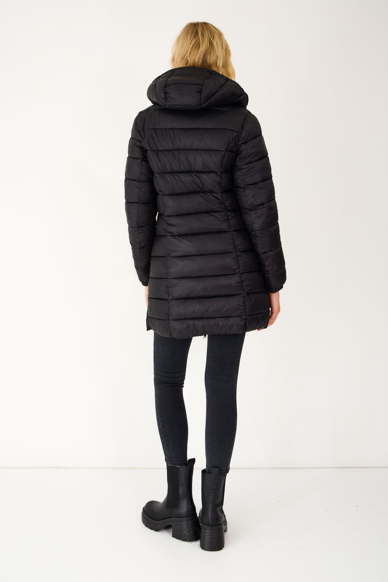 Doudoune SIXTINE Escandelle – vue de dos – manteau femme réversible taupe, réversible coté noire silhouette moderne et citadine.
#couleur_taupe