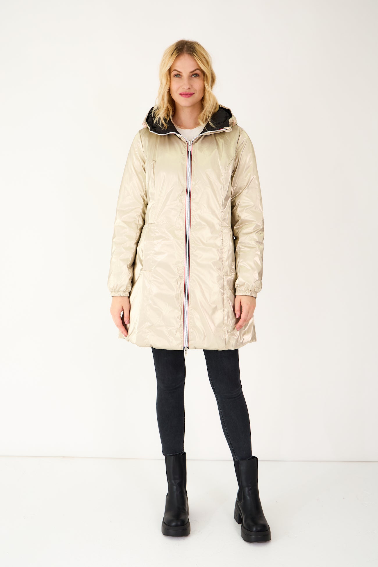 Doudoune SIXTINE Escandelle – manteau long doré porté avec jean et bottines, style citadin élégant.
#couleur_or