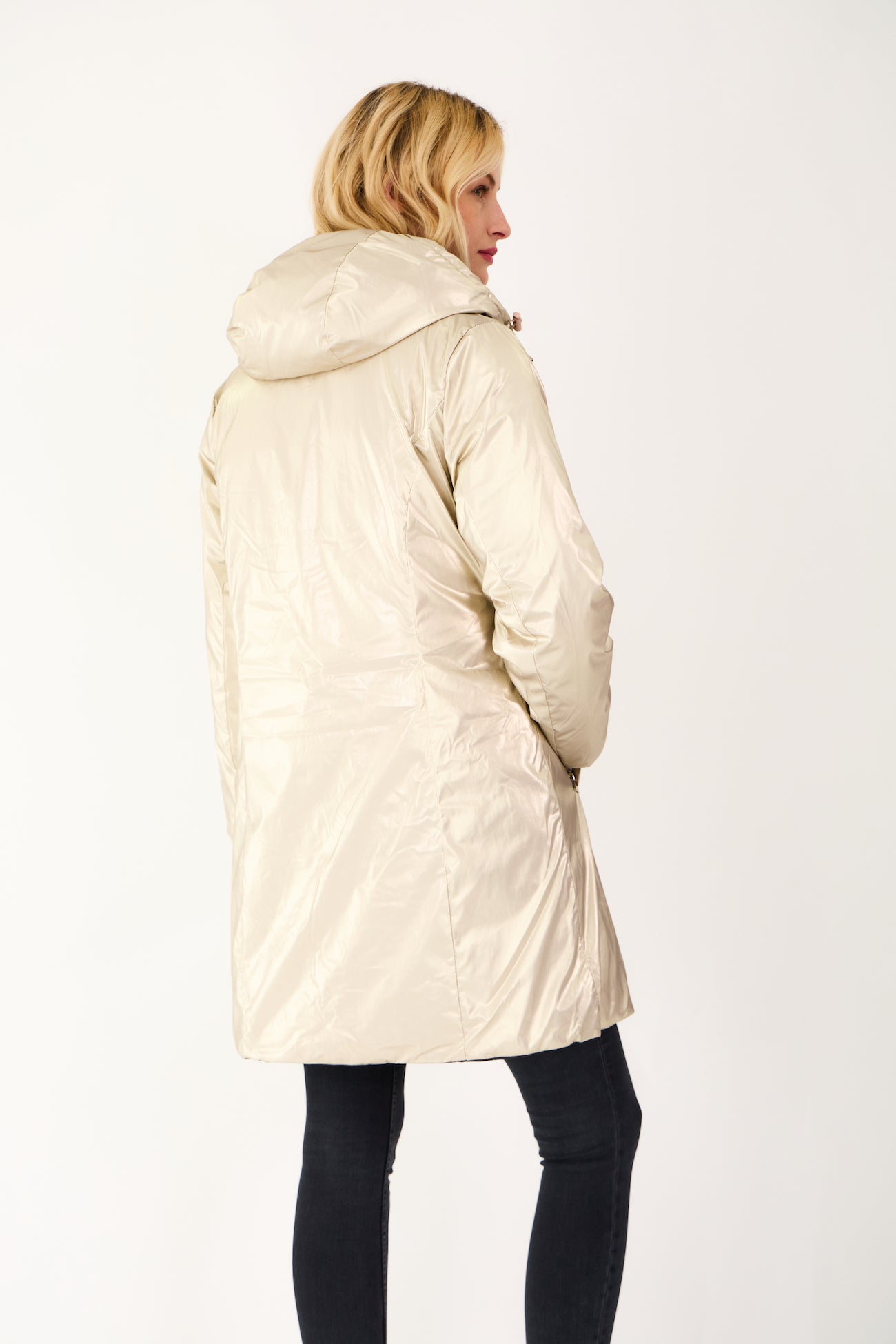 Doudoune SIXTINE Escandelle – vue de dos – manteau femme réversible doré, silhouette moderne et citadine.
#couleur_or