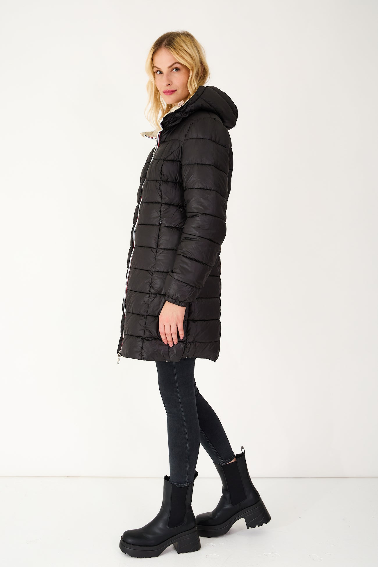 Doudoune SIXTINE Escandelle – profil gauche – manteau réversible femme doré coté noir, finition satinée chic.
#couleur_or