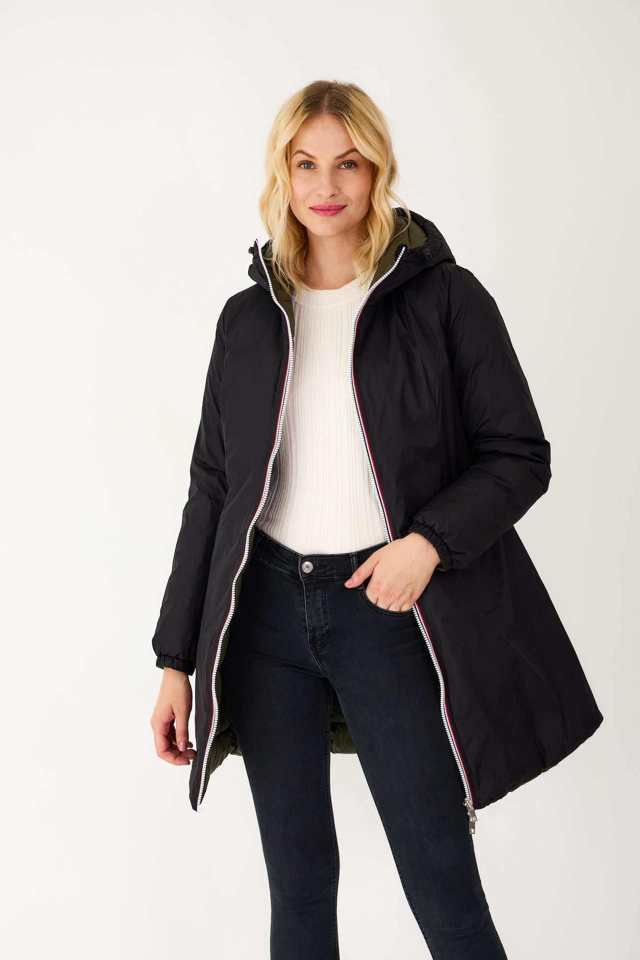 Doudoune SIXTINE Escandelle – manteau long noir porté avec jean et bottines, style citadin élégant.
#couleur_noir