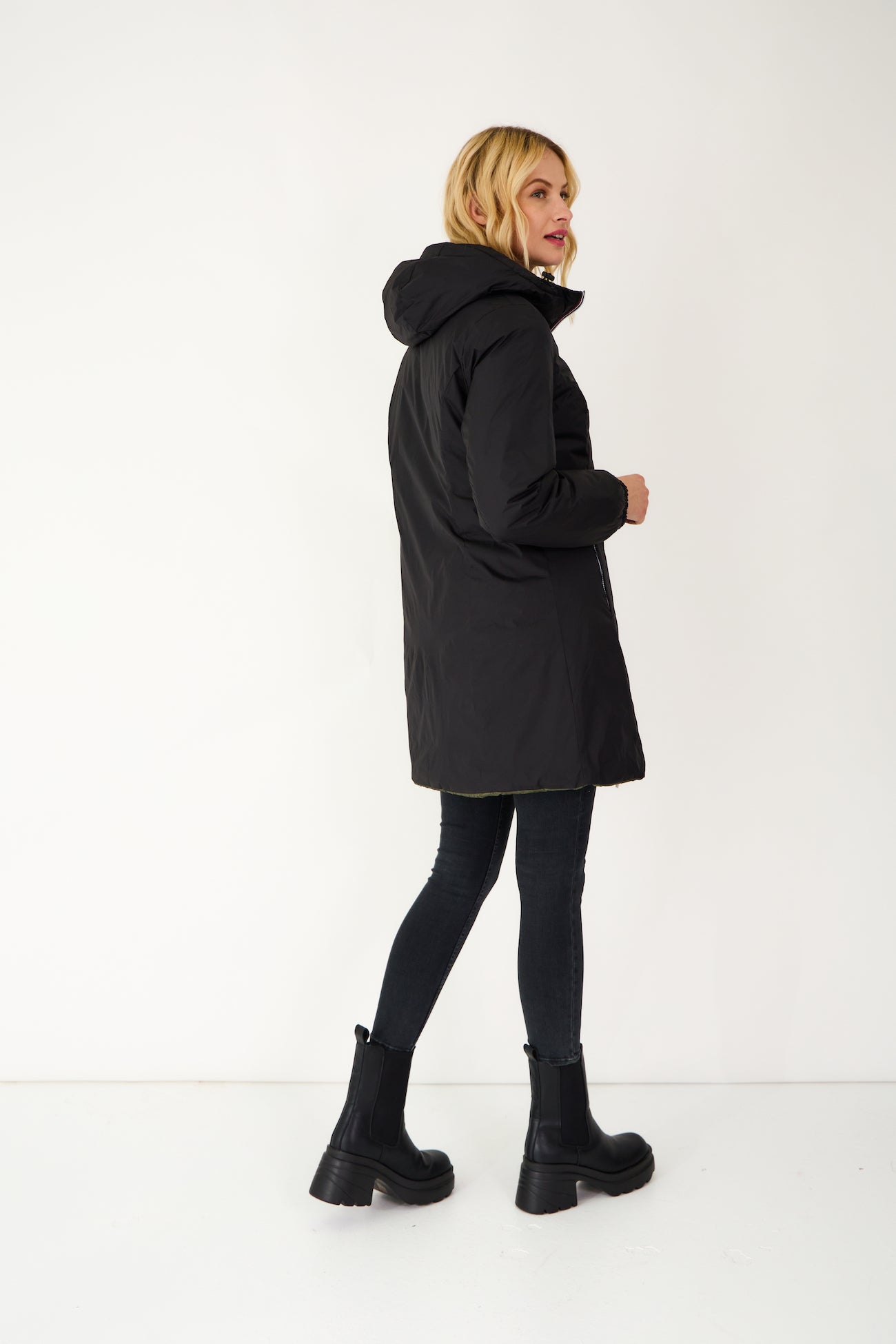 Doudoune SIXTINE Escandelle – vue de dos – manteau femme réversible noir, silhouette moderne et citadine.
#couleur_noir