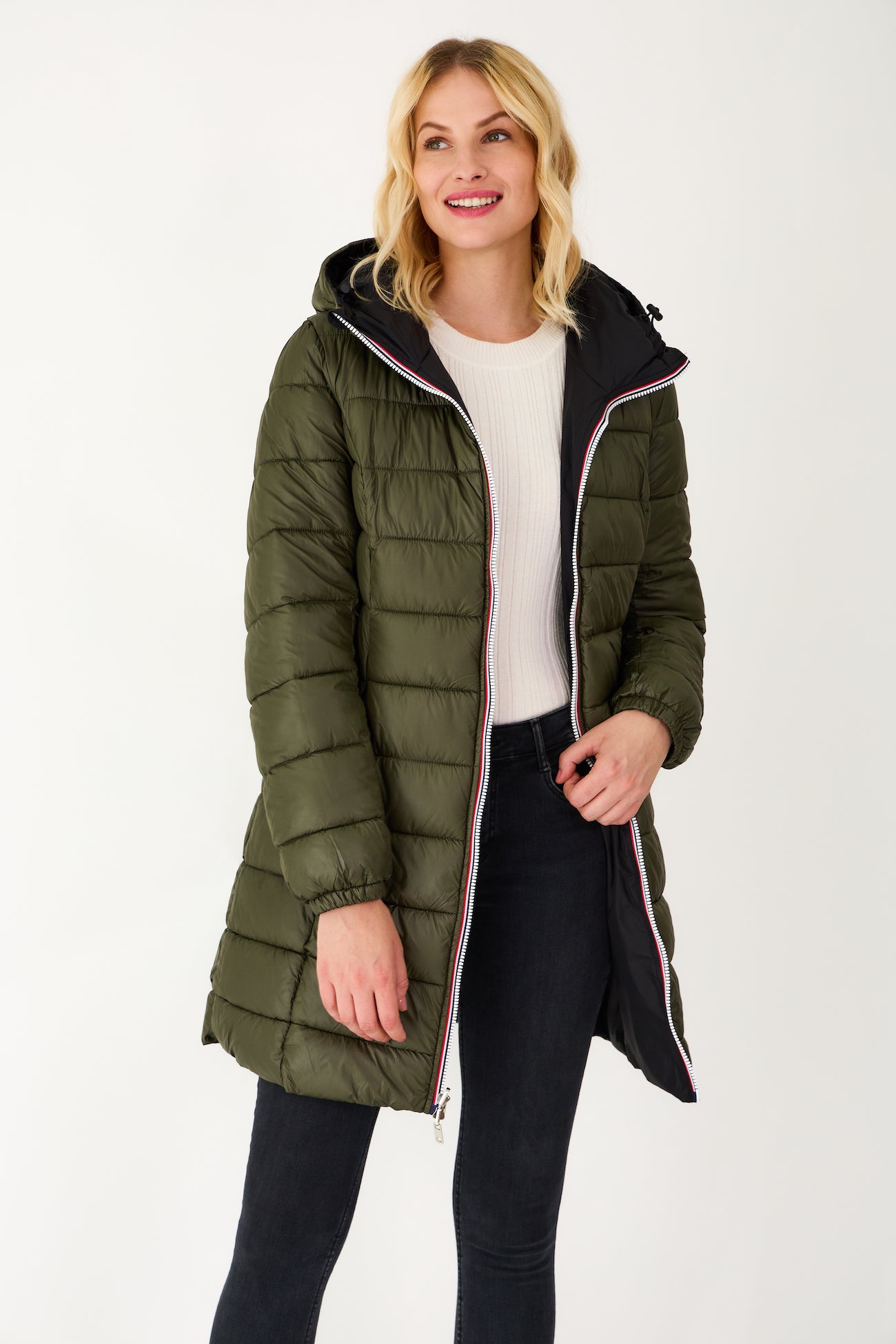 Doudoune SIXTINE Escandelle – manteau long noir porté avec jean et bottines, style citadin élégant.
#couleur_noir