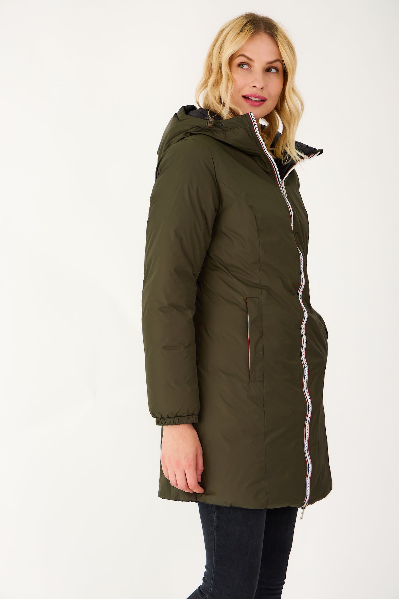 Doudoune SIXTINE Escandelle – profil droit – doudoune légère réversible avec capuche, couleur kaki lumineuse.
#couleur_kaki