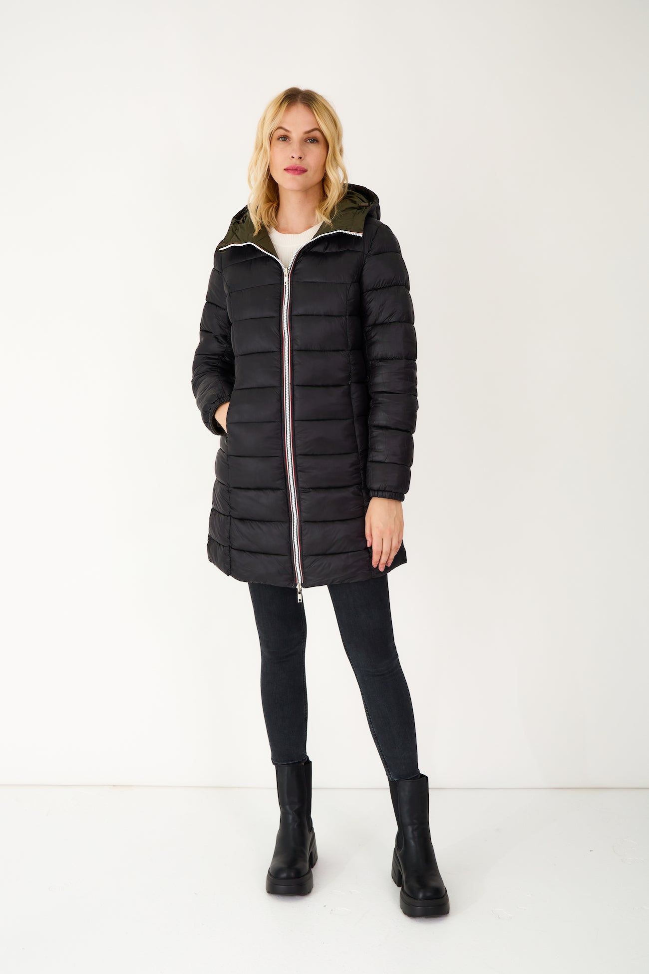 Doudoune SIXTINE Escandelle – doudoune longue femme kaki réversible noire, coupe droite et élégante.
#couleur_kaki