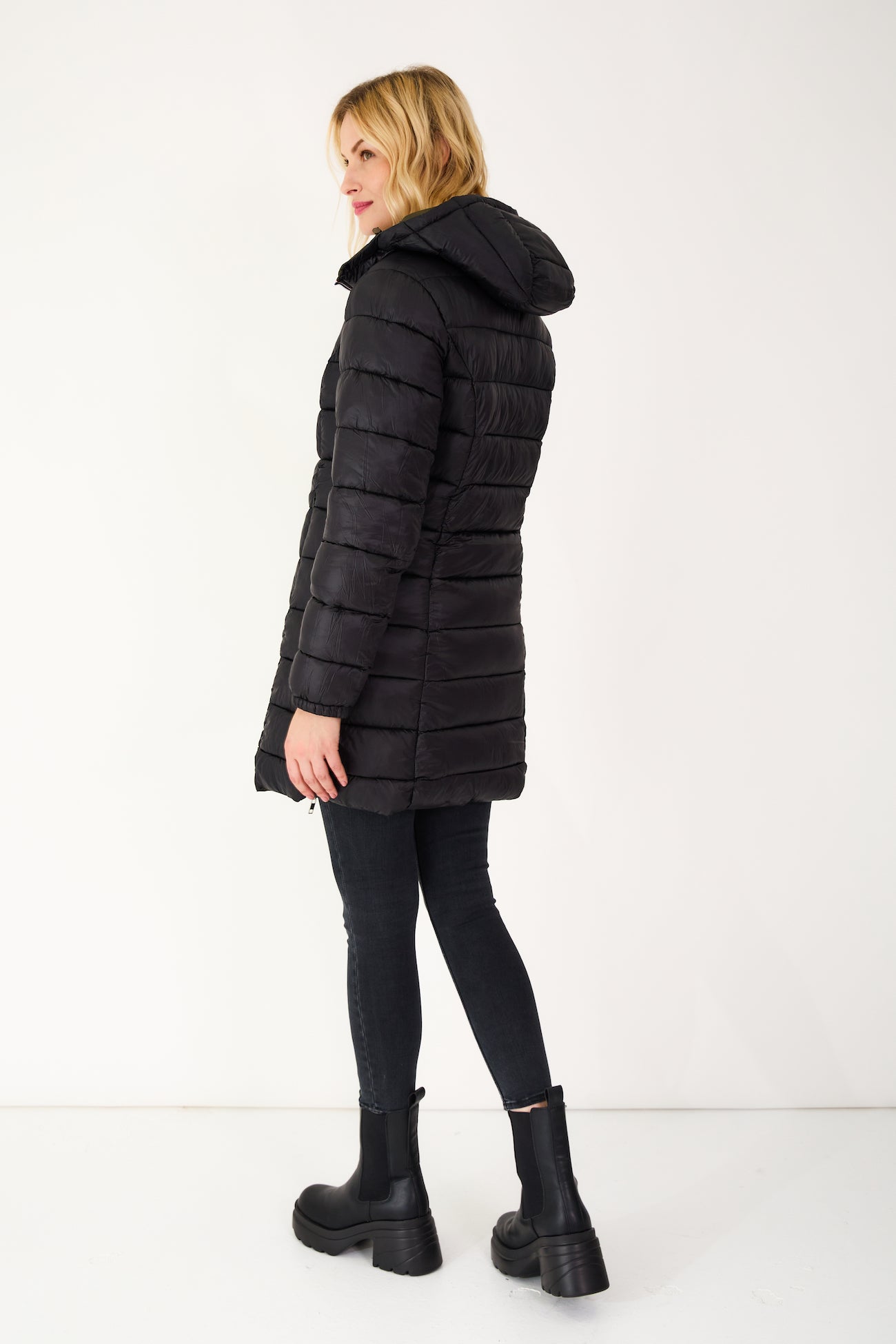 Doudoune SIXTINE Escandelle – profil droit – doudoune légère réversible coté noire avec capuche, couleur kaki lumineuse.
#couleur_kaki