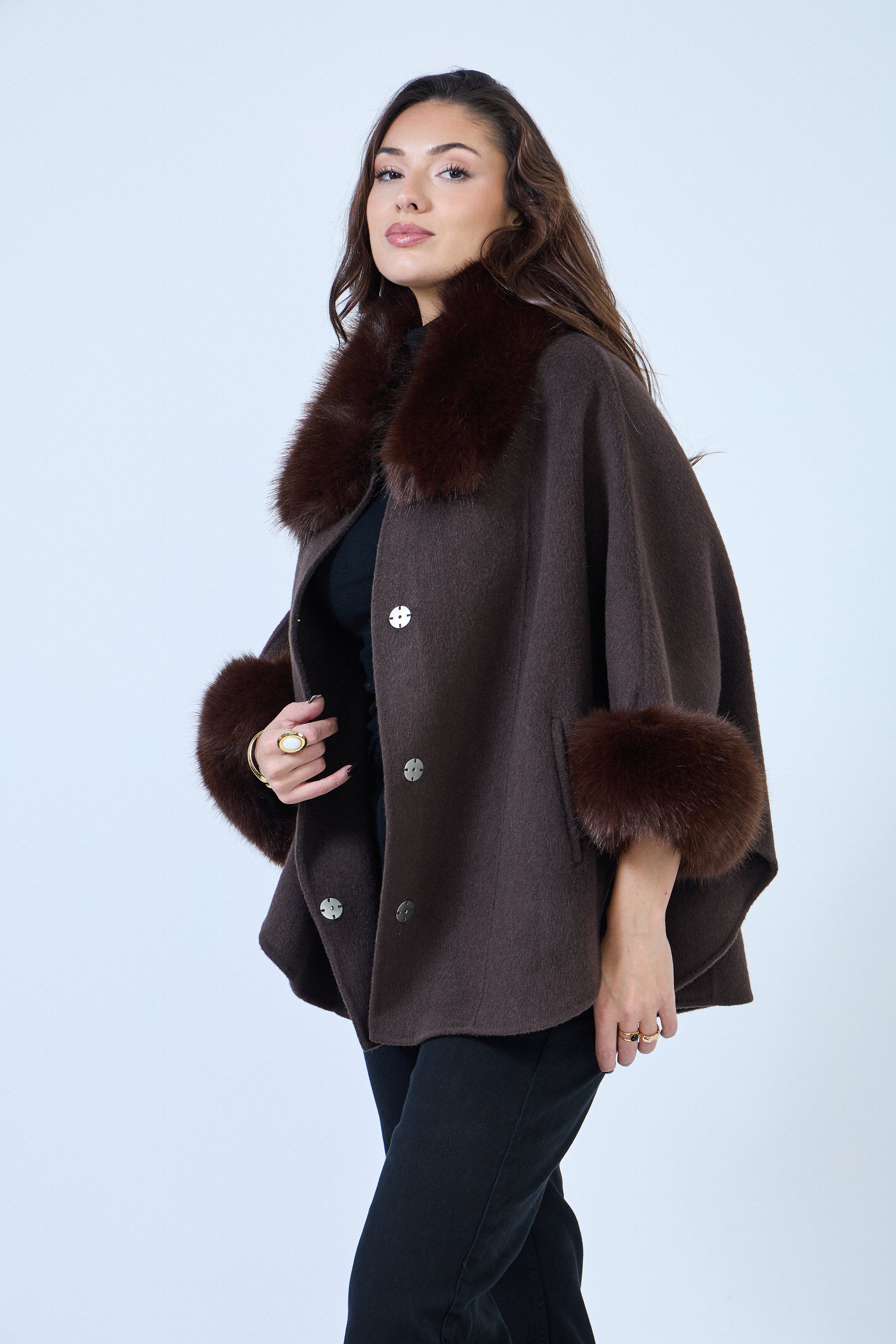 Cape en laine mélangée avec col et poignets en fausse fourrure amovible.
#couleur_choco