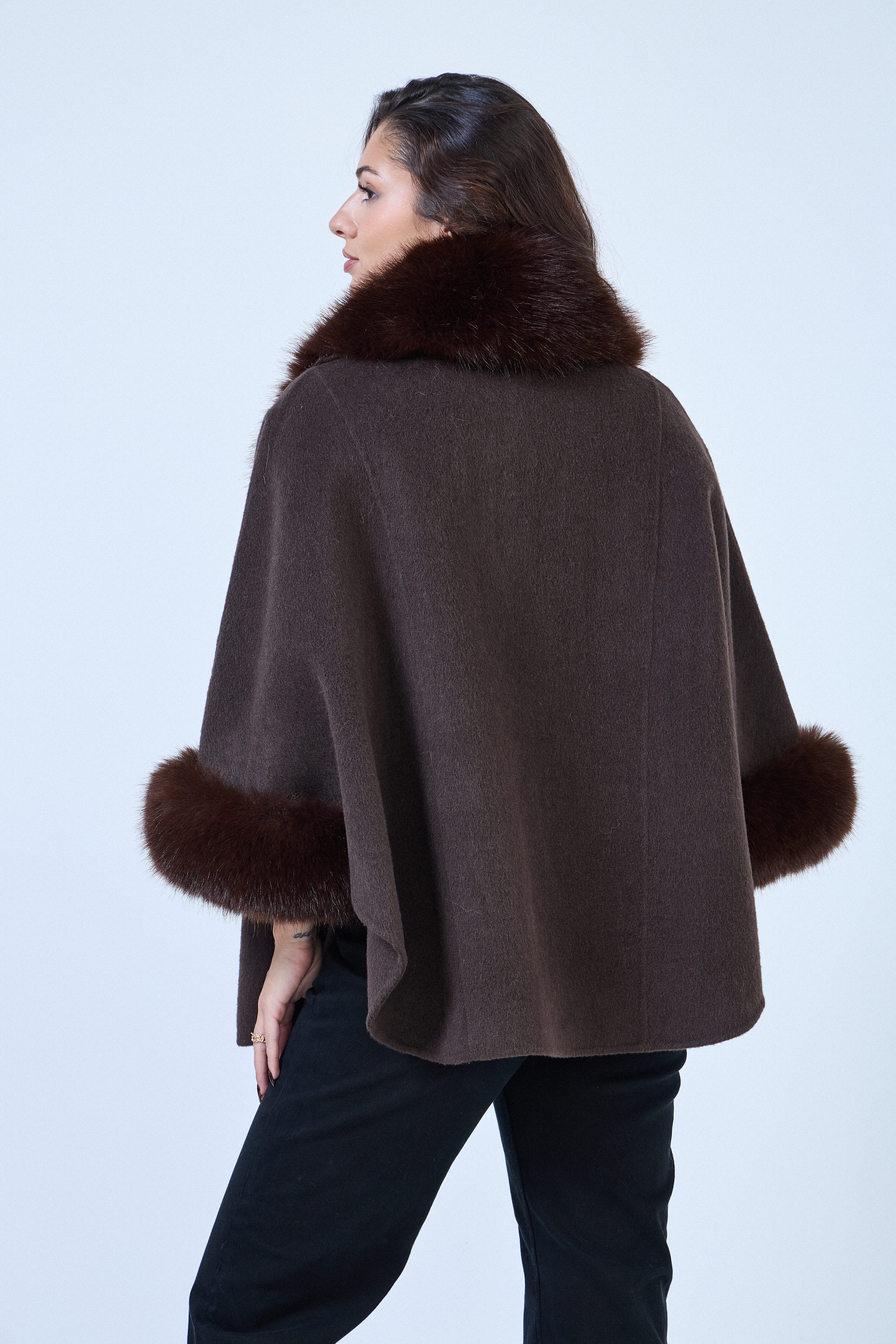 Cape en laine mélangée avec col et poignets en fausse fourrure amovible.
#couleur_choco