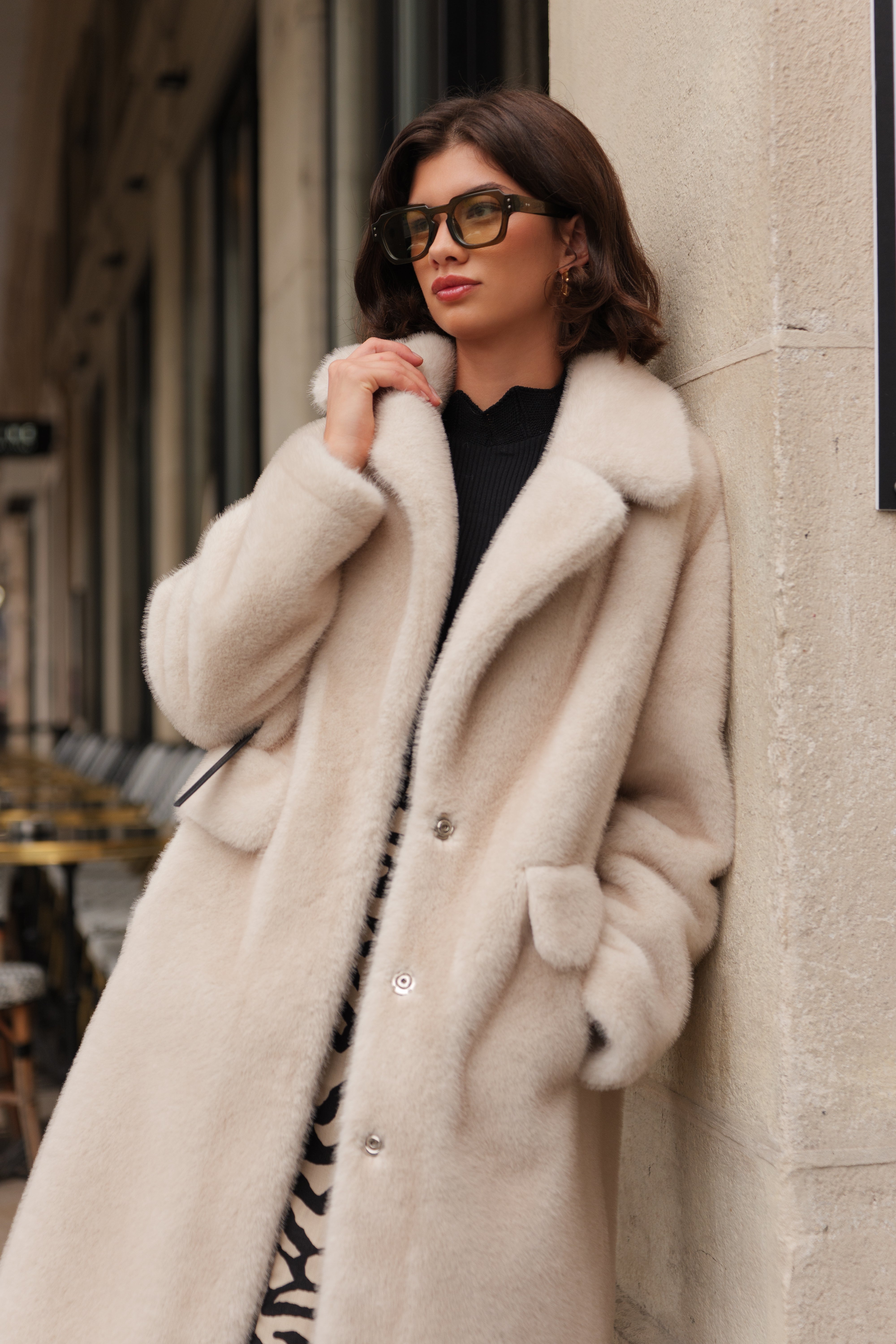 fourrure oversize longue chic col à revers, fermeture à boutons pression, poches à rabats, couleur écru beige
#couleur_écru