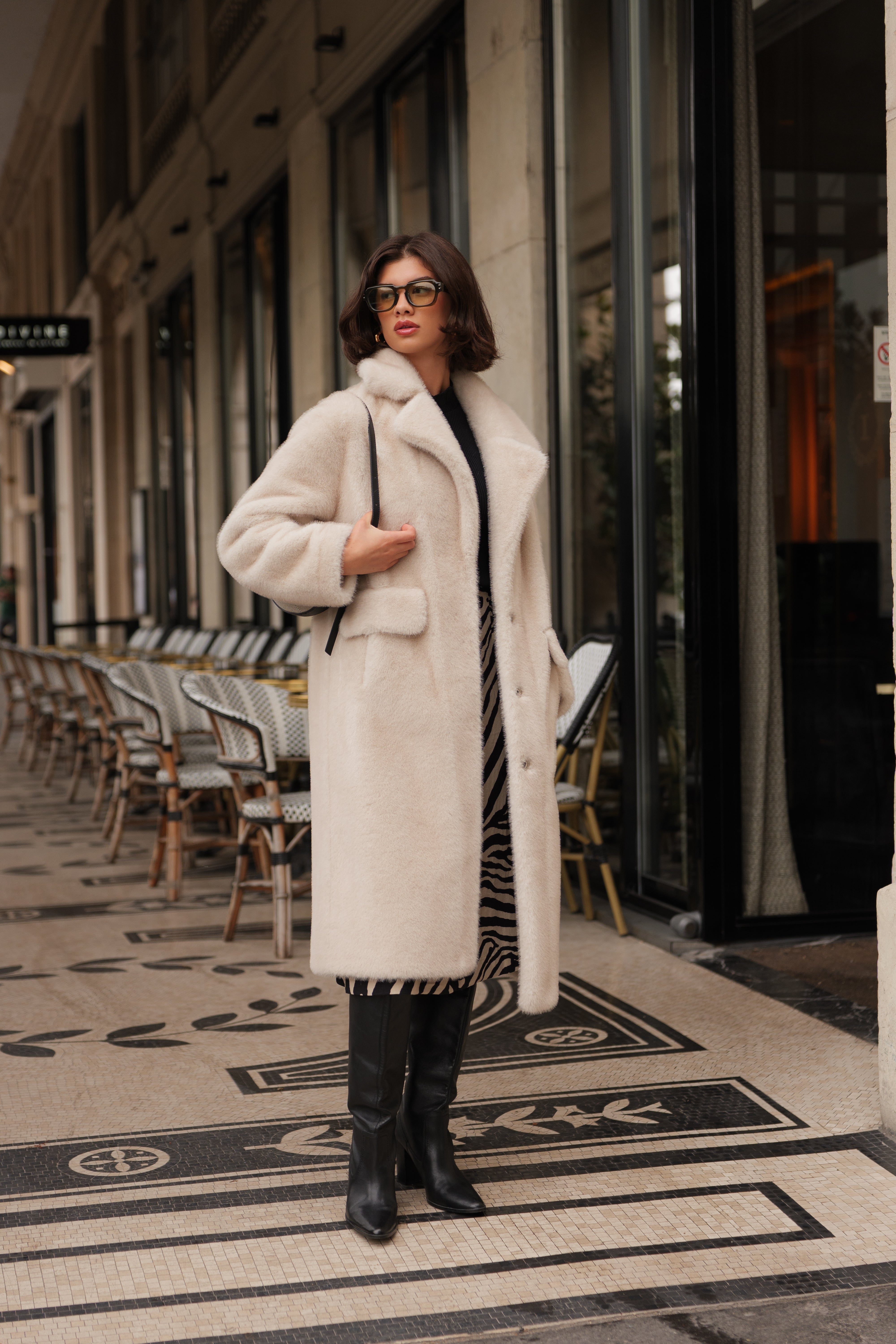 fourrure oversize longue chic col à revers, fermeture à boutons pression, poches à rabats, couleur écru beige
#couleur_écru