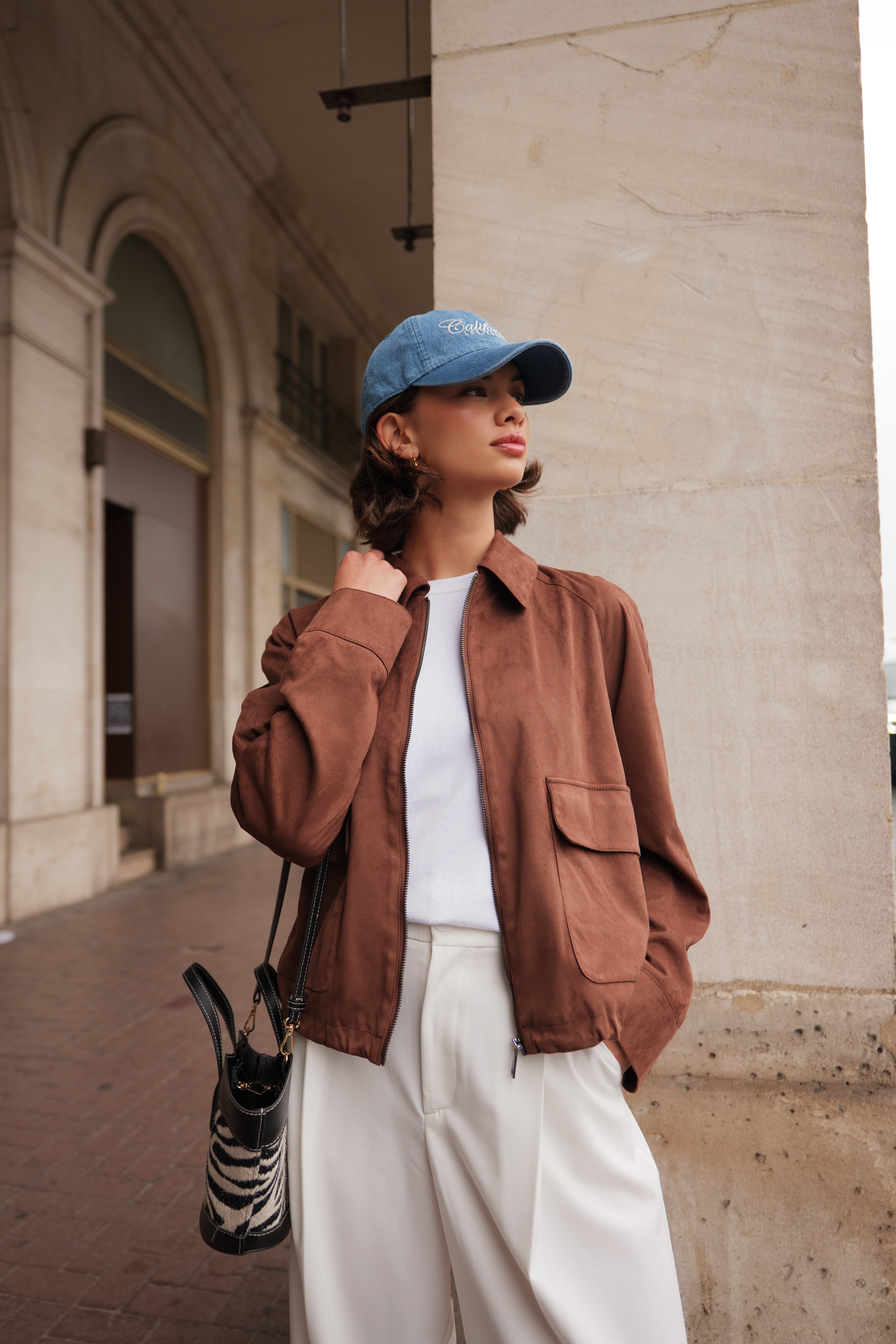 Veste NOLA Escandelle – veste choco effet daim portée avec jean clair et casquette bleue pour un look décontracté chic
#couleur_choco