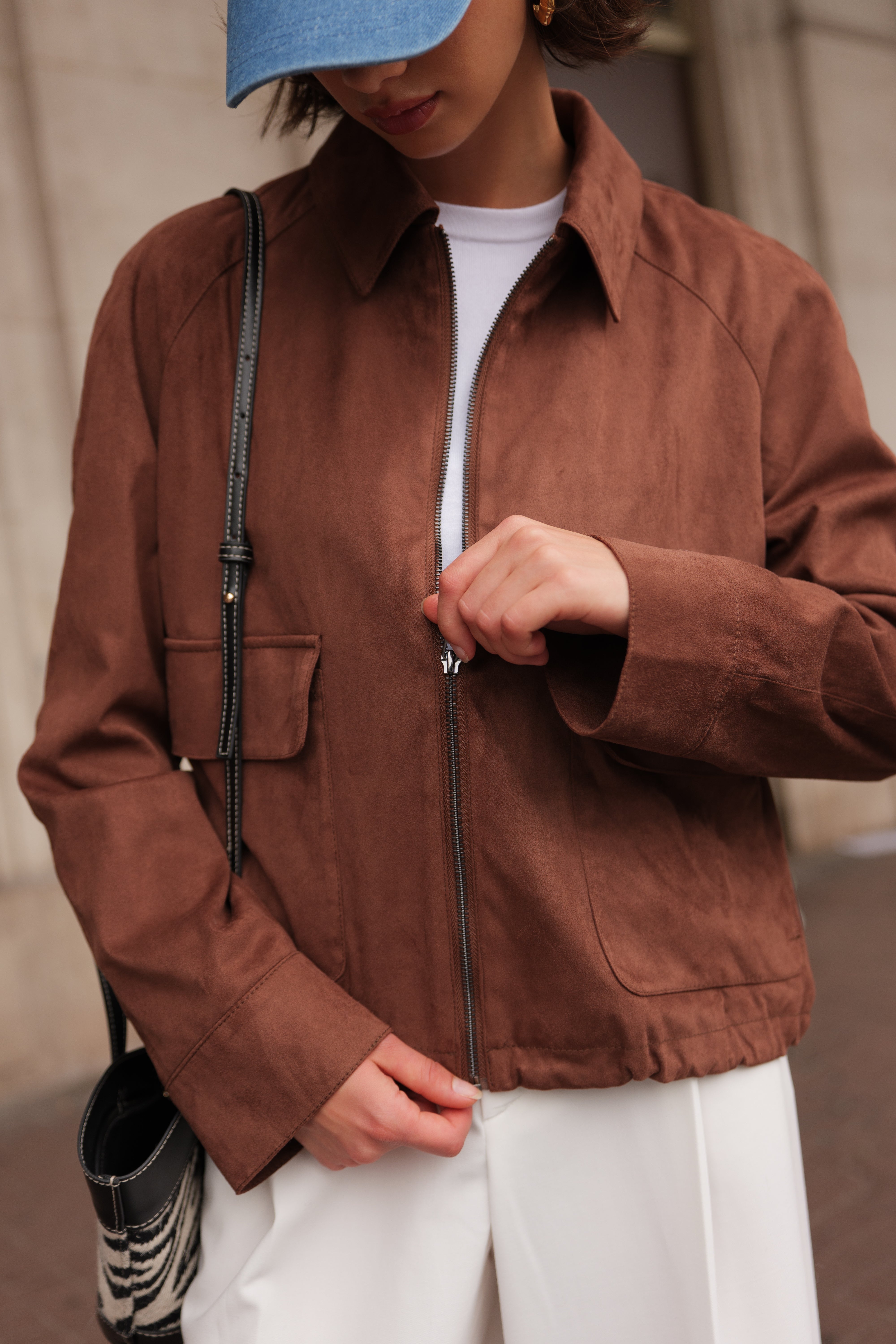 Veste NOLA Escandelle – veste choco effet daim portée avec jean clair et casquette bleue pour un look décontracté chic
#couleur_choco