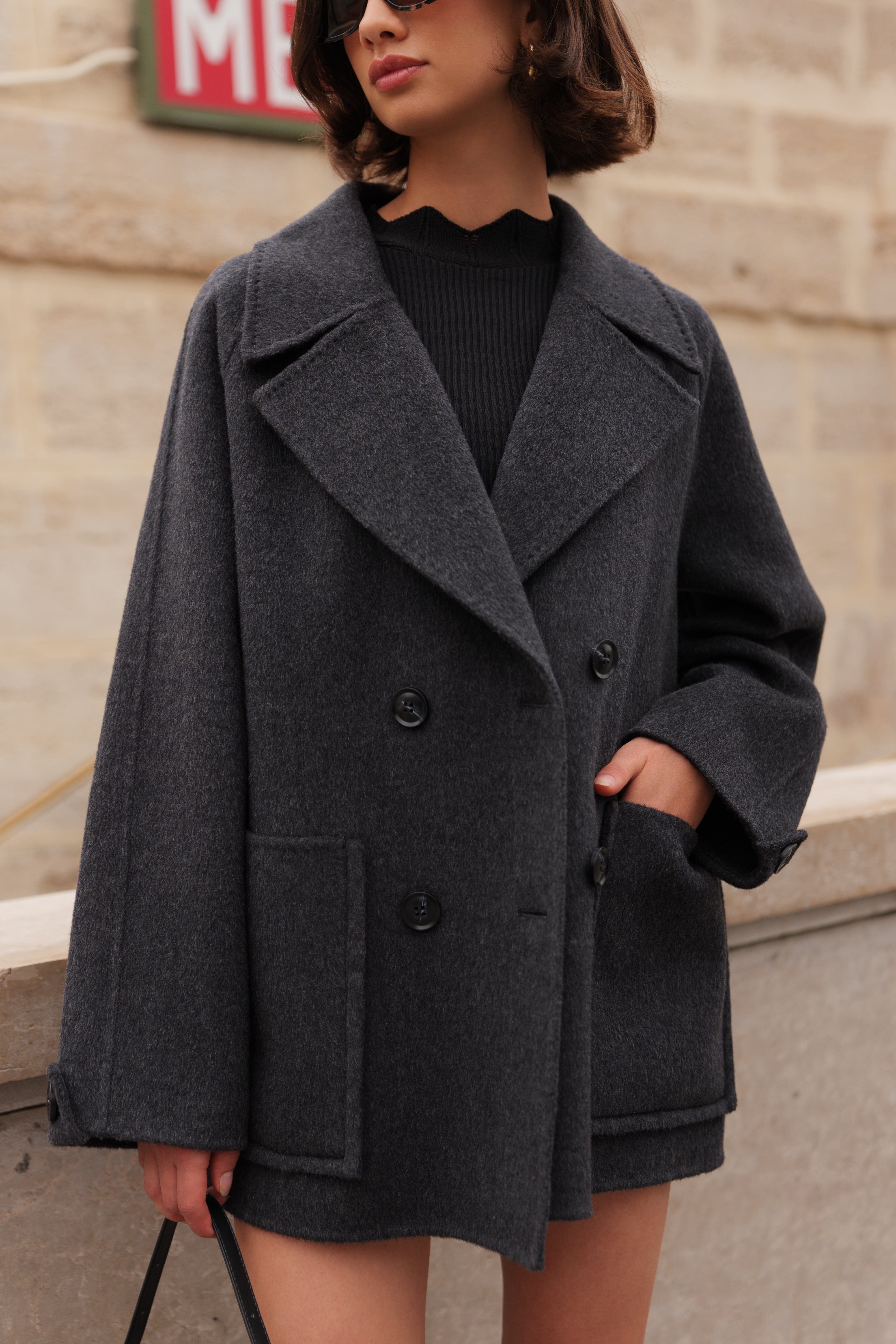Femme portant le manteau droit en laine gris anthracite Escandelle – vue de face – look chic parisien - manteau élégant et intemporel hiver
#couleur_gris
