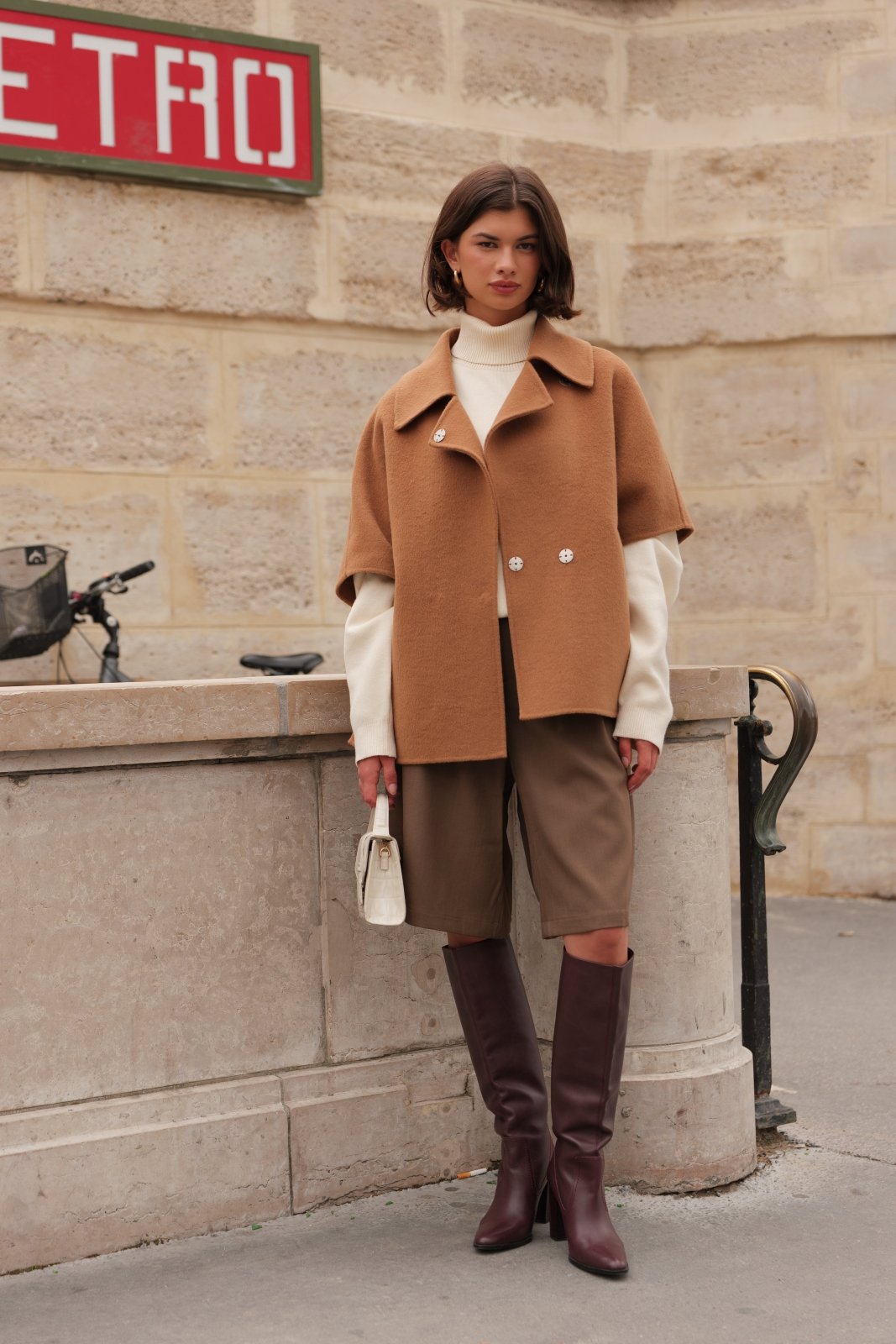 AMARA - Cape Camel - Escandelle (Vue de face - silhouette entière)
#couleur_camel