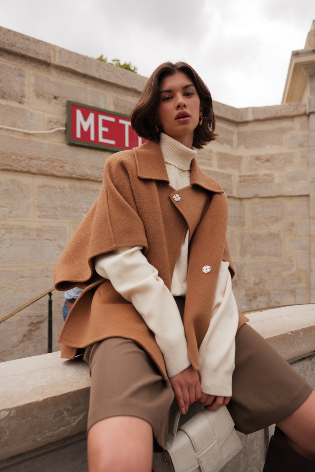 AMARA - Cape Camel - Escandelle (Vue de face - portrait - pose lifestyle)
#couleur_camel