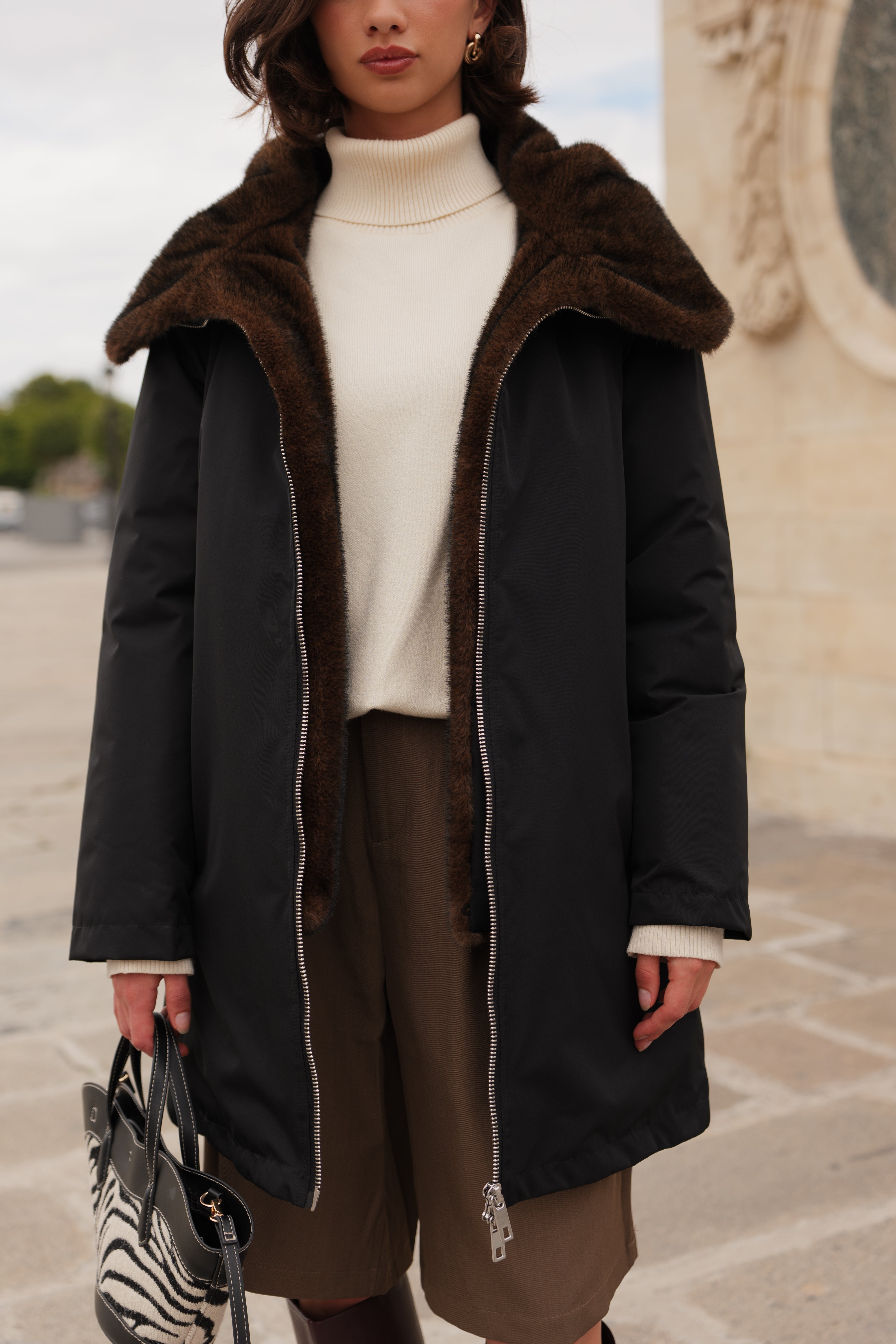 Femme portant la parka noire MEGAN Escandelle Paris à col fourré et capuche amovible – look chic et confortable d’hiver