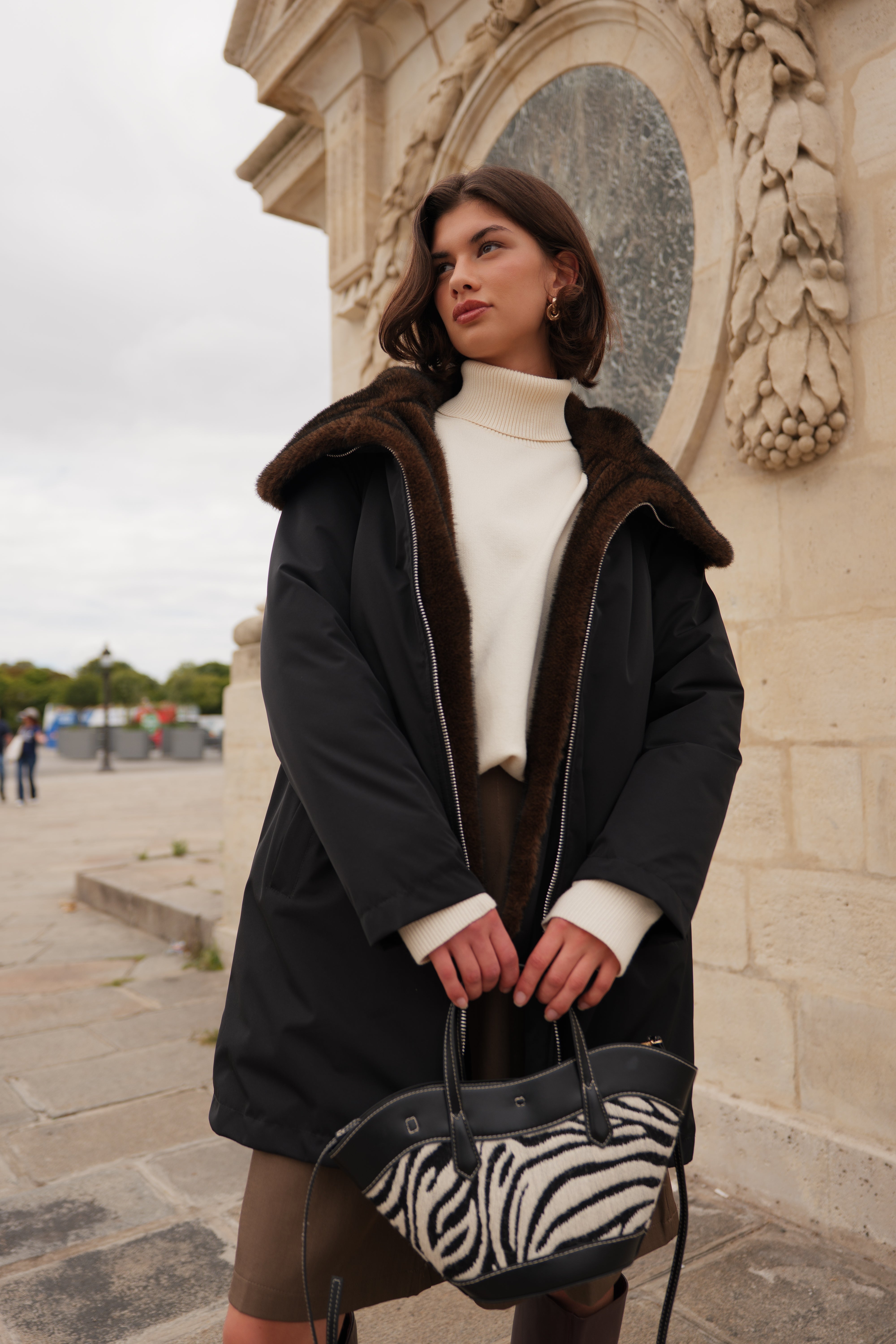 Femme portant la parka noire MEGAN Escandelle Paris à col fourré et capuche amovible – look chic et confortable d’hiver
#couleur_noir