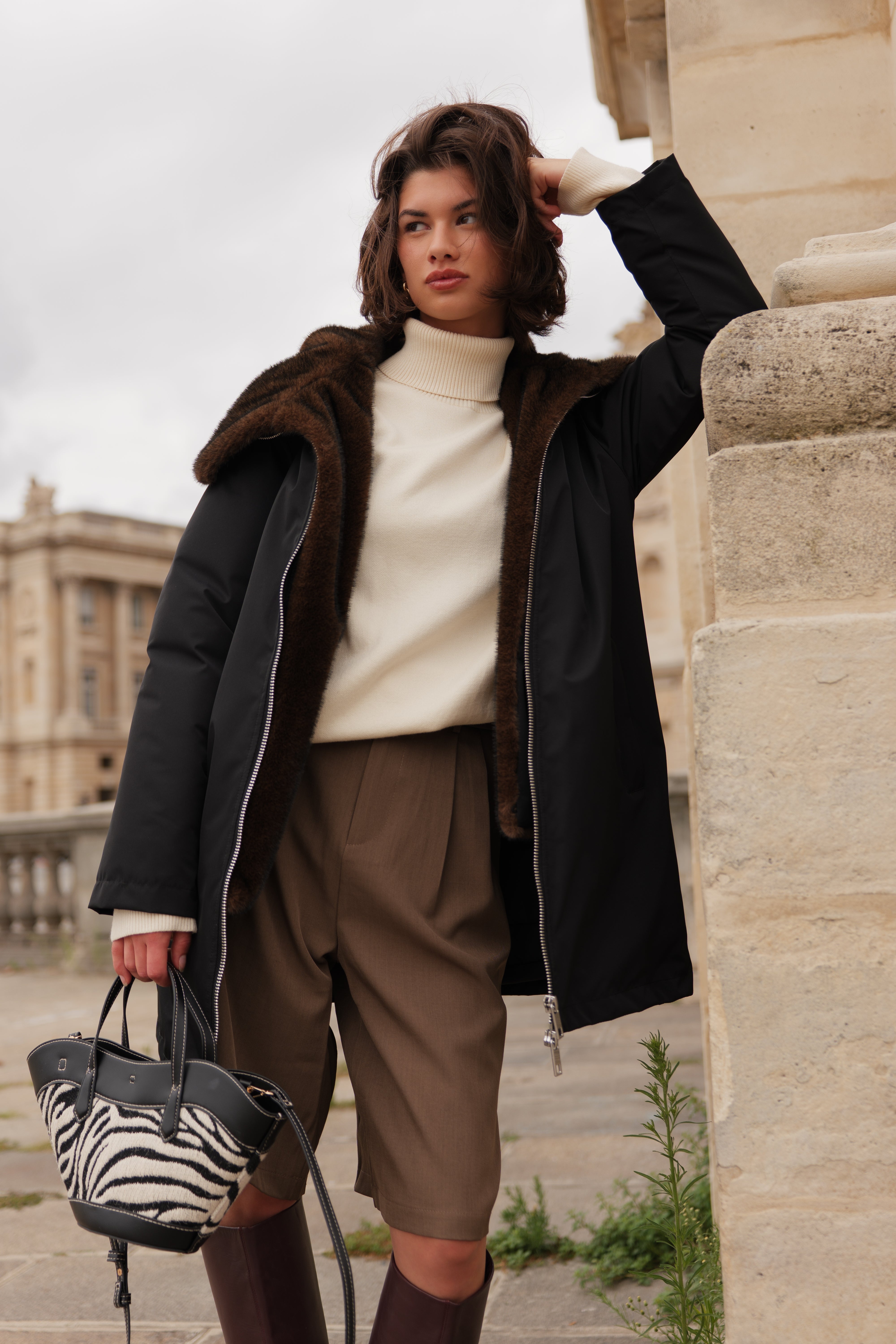 Femme portant la parka noire MEGAN Escandelle Paris à col fourré et capuche amovible – look chic et confortable d’hiver