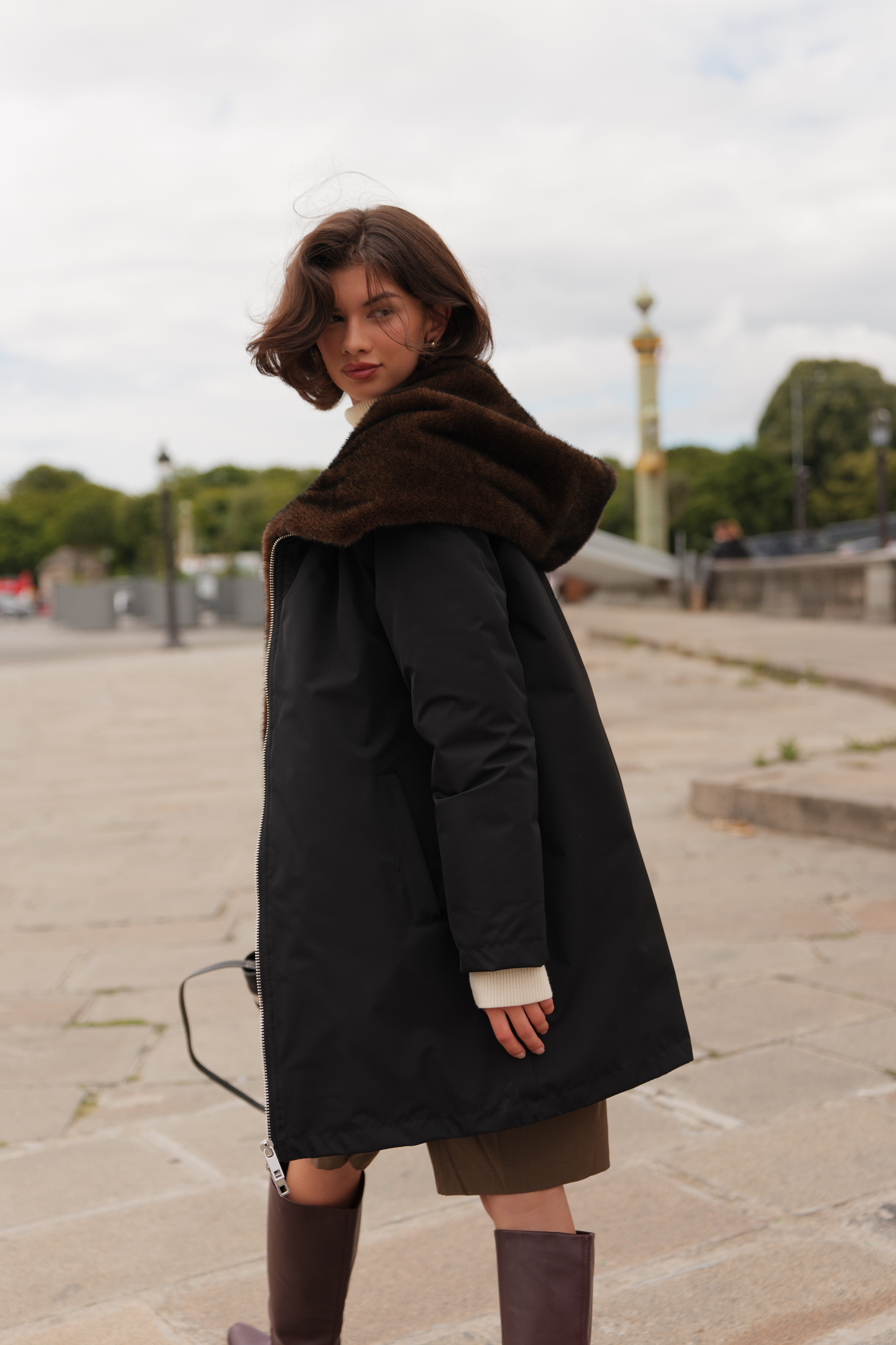 Femme portant la parka noire MEGAN Escandelle Paris à col fourré et capuche amovible – look chic et confortable d’hiver
#couleur_noir