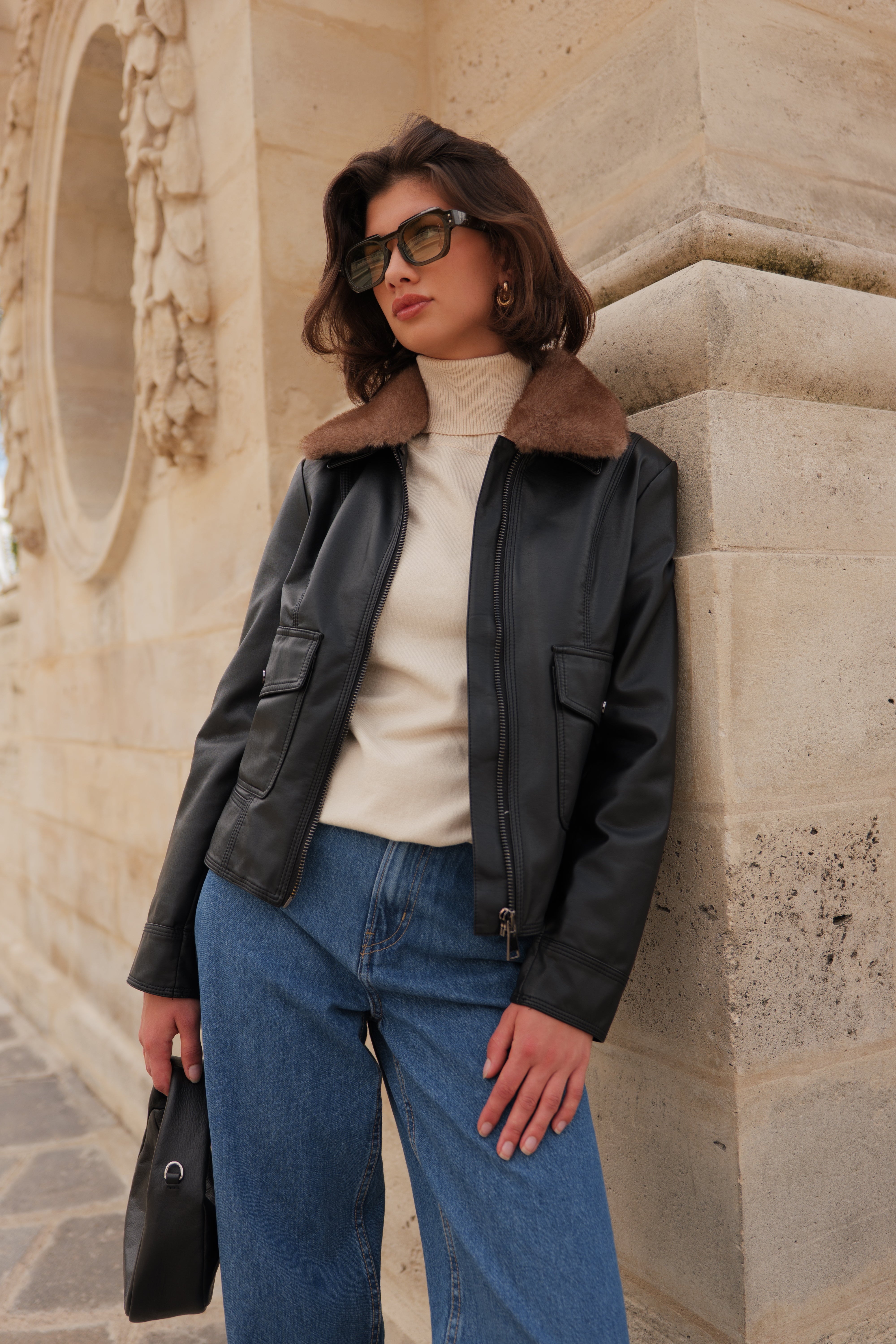 Look automne chic Escandelle – veste ANOUK en similicuir noir, col fourré taupe, jean droit et pull crème
#couleur_noir
