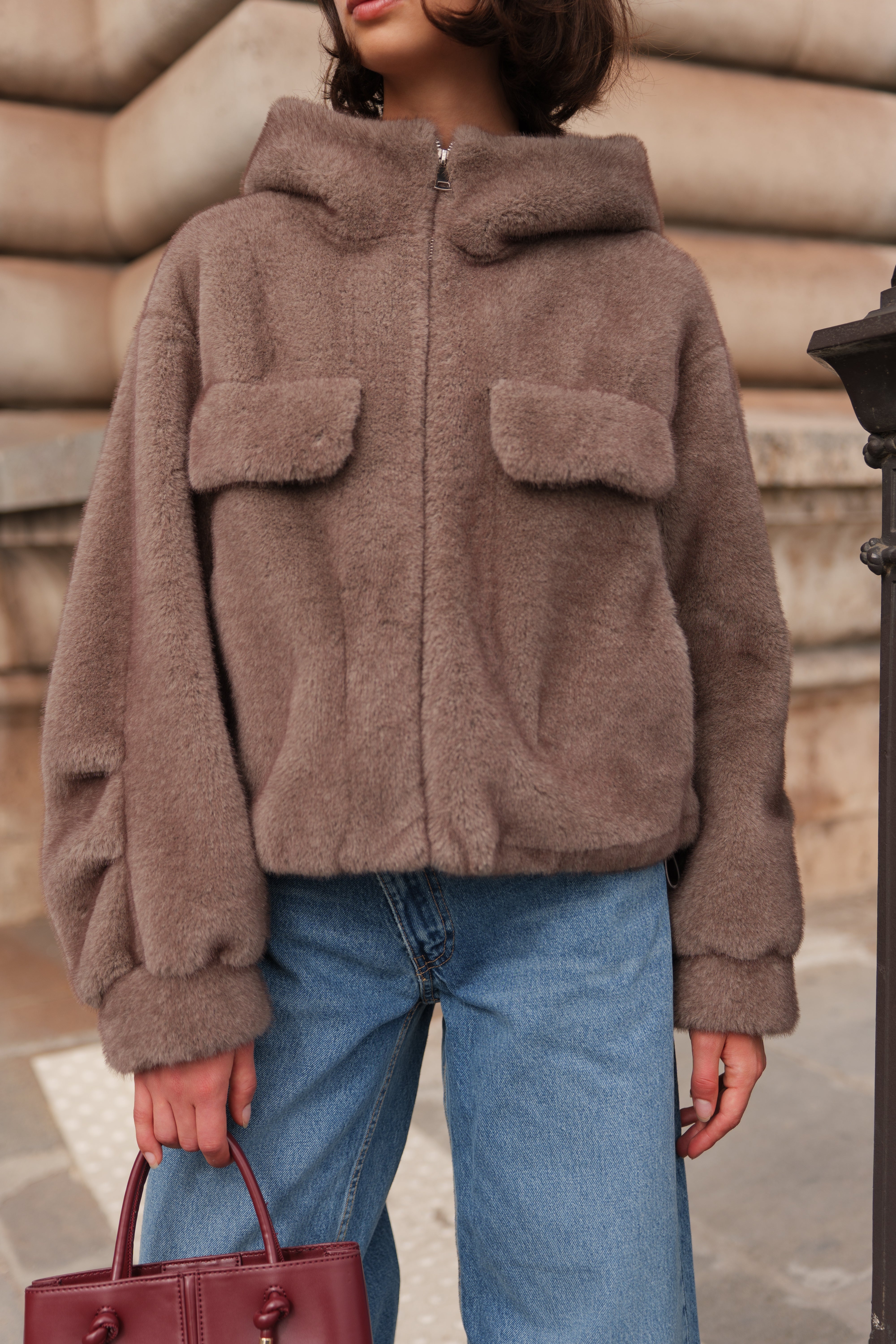 Manteau AMBRE Escandelle – look automne chic, fausse fourrure grise, jean droit et sac bordeaux élégant
#couleur_gris