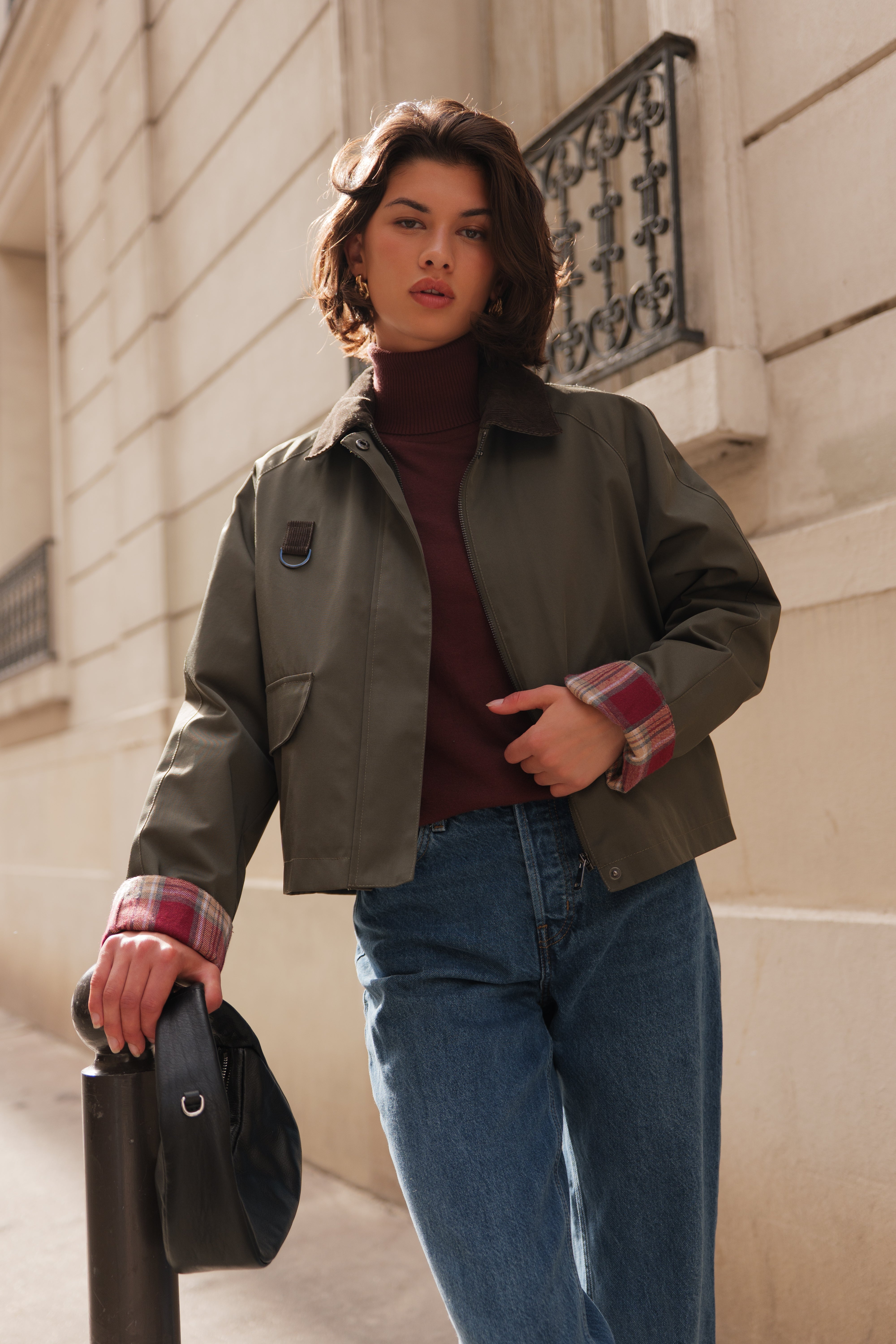 Veste courte kaki Escandelle – modèle Malou – vue de face extérieur, col velours et revers à carreaux, look chic parisien
#couleur_kaki