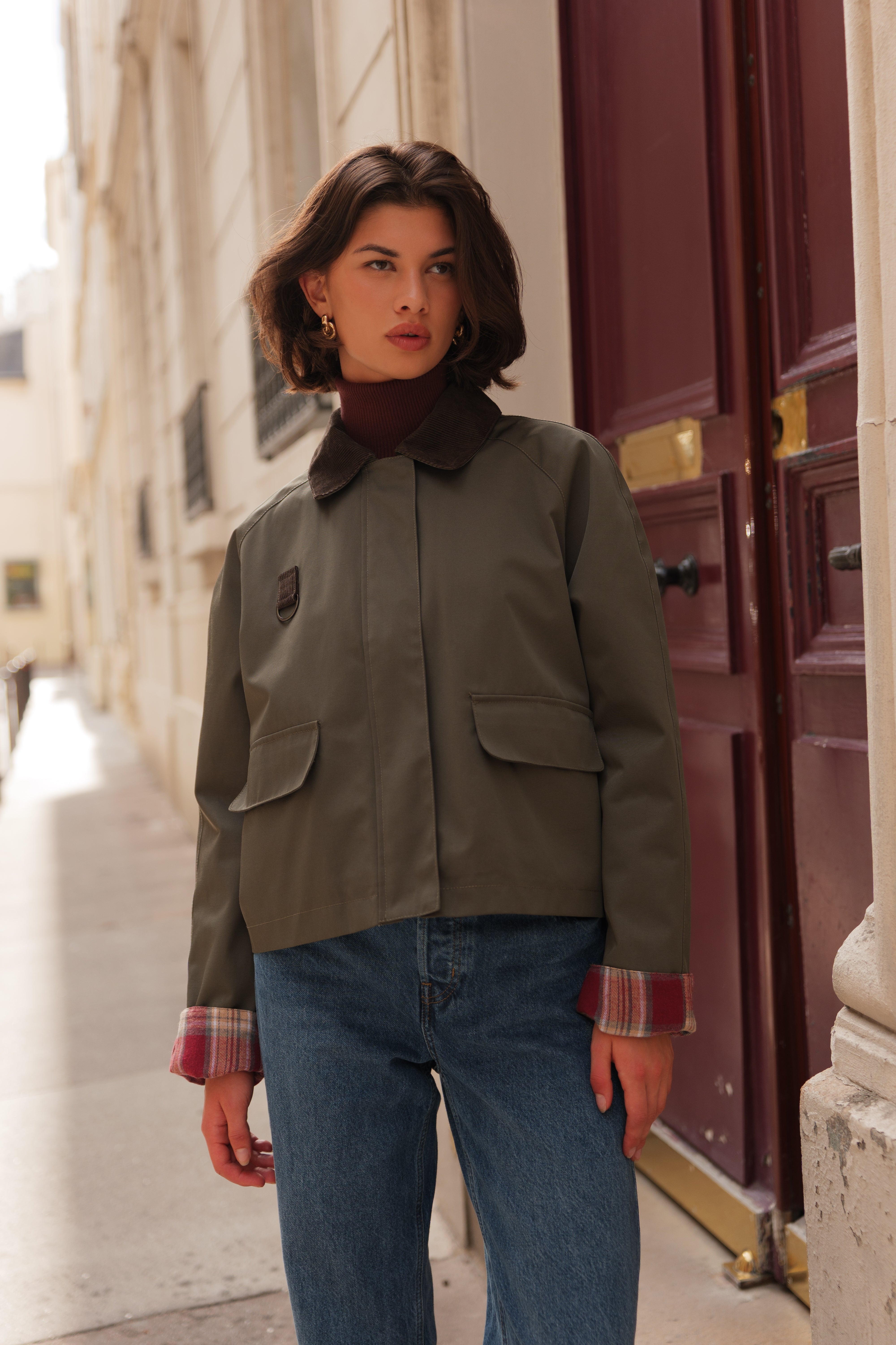 Veste courte kaki Escandelle – modèle Malou – vue de face extérieur, col velours et revers à carreaux, look chic parisien
#couleur_kaki