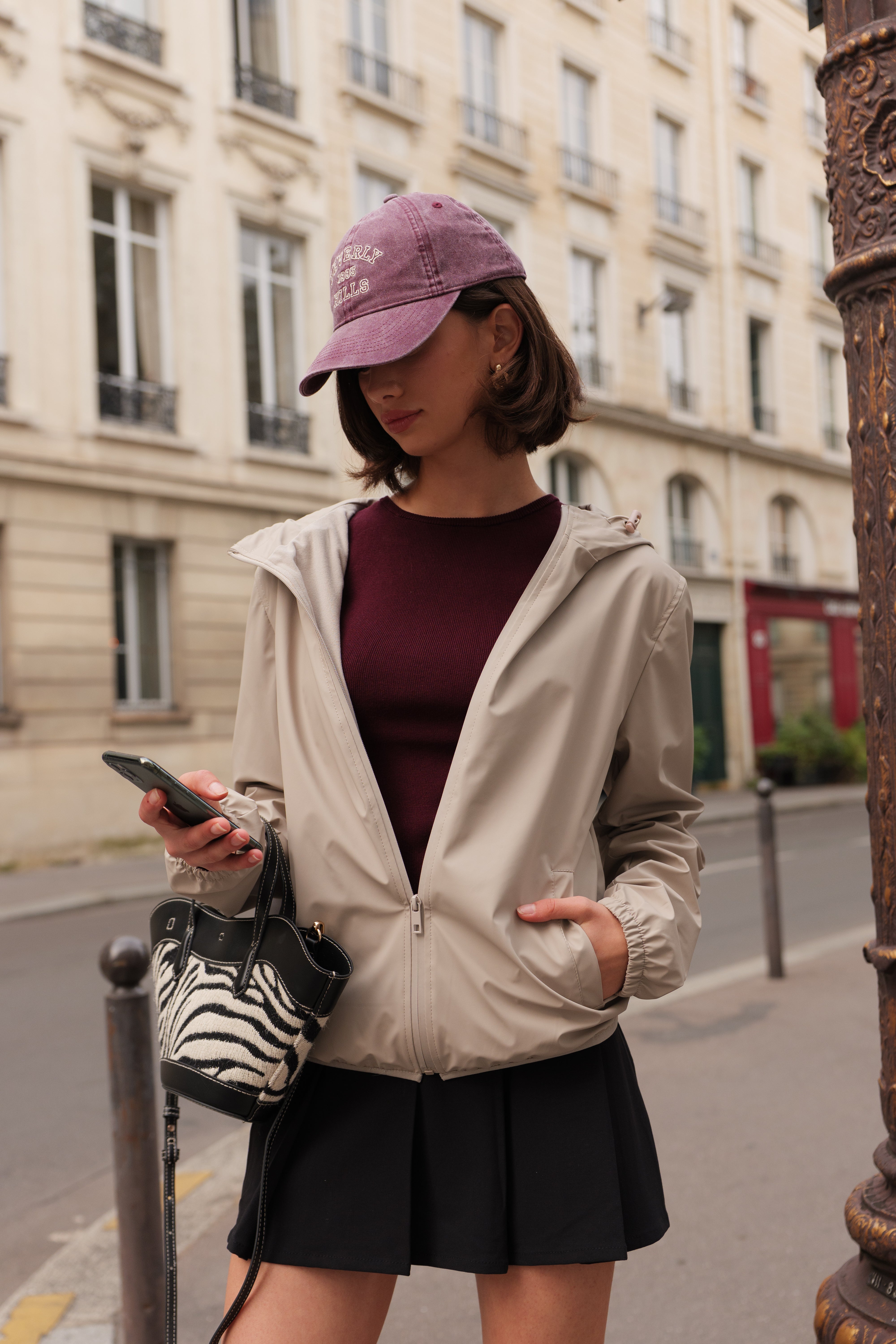 Parka imperméable beige LEONIE Escandelle – look urbain chic avec pull bordeaux et sac zébré.
#couleur_beige