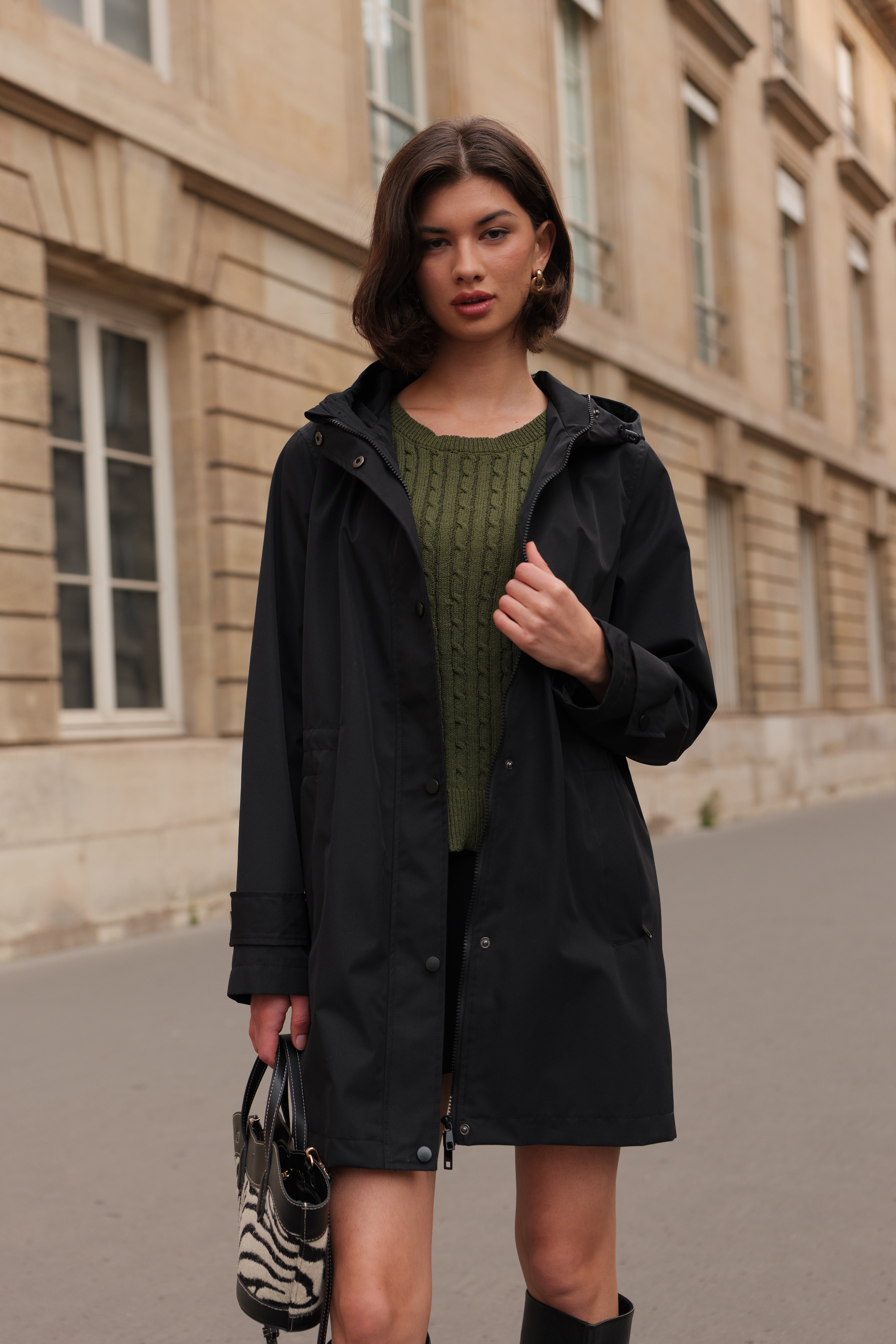 Parka noire LOUANE Escandelle – manteau mi-long déperlant porté avec bottes et pull vert, look automnal élégant.
#couleur_noir