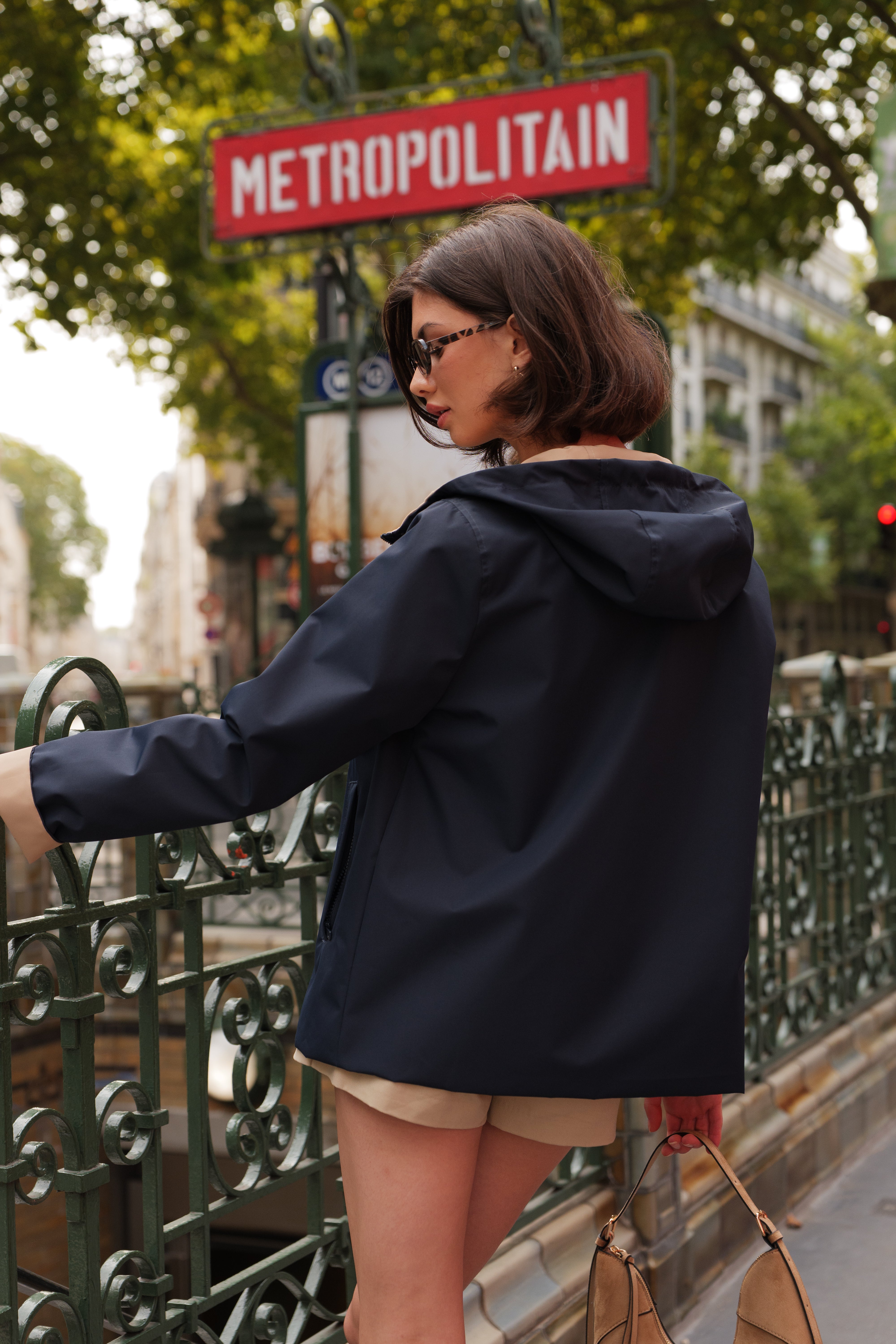 Parka ANNA Escandelle bicolore réversible – manteau chic marine et beige porté avec short et lunettes pour un style parisien moderne.
#couleur_marine
