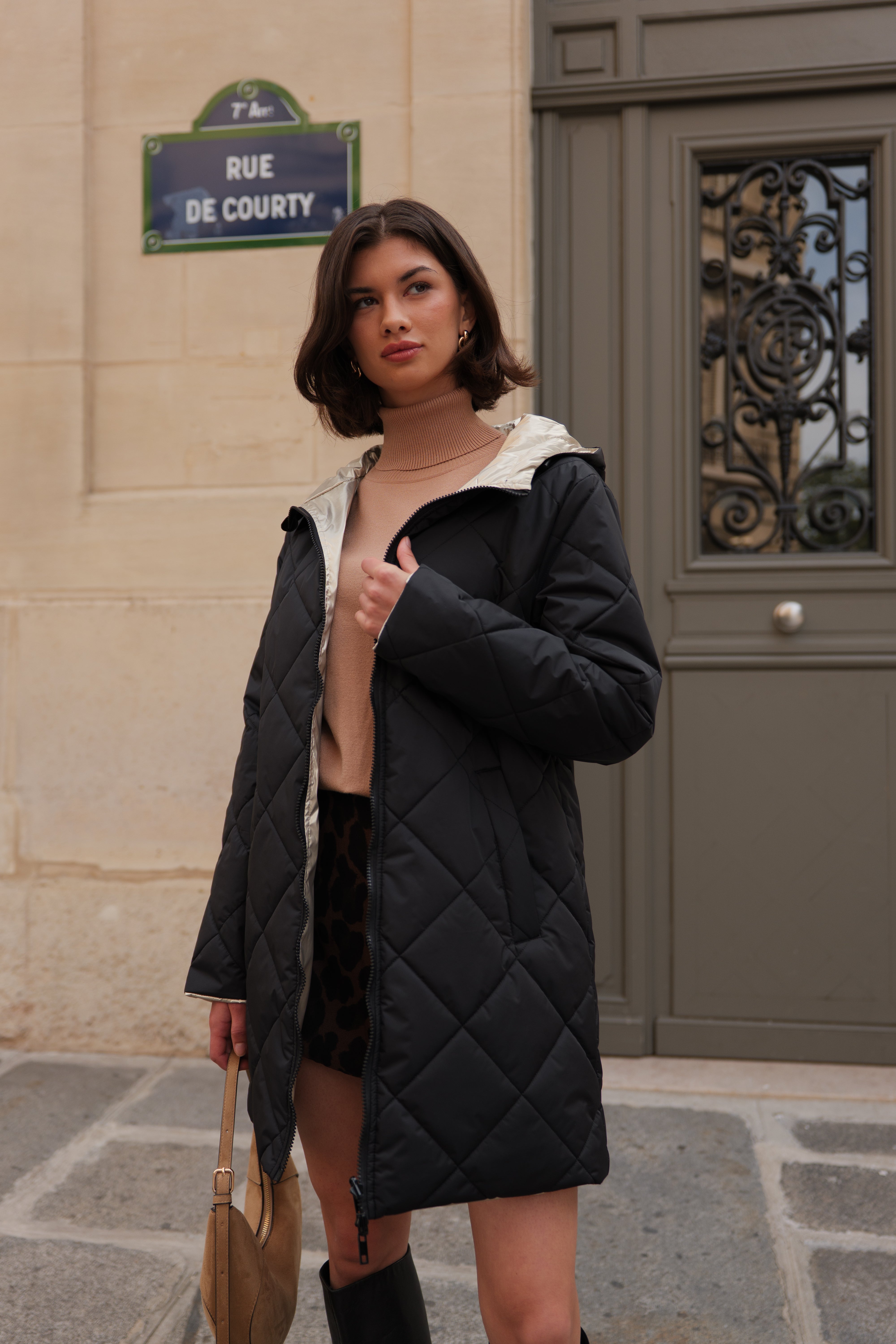 Manteau DANAE Escandelle – manteau noir réversible et imperméable, look chic parisien avec bottes et sac camel.
#couleur_noir