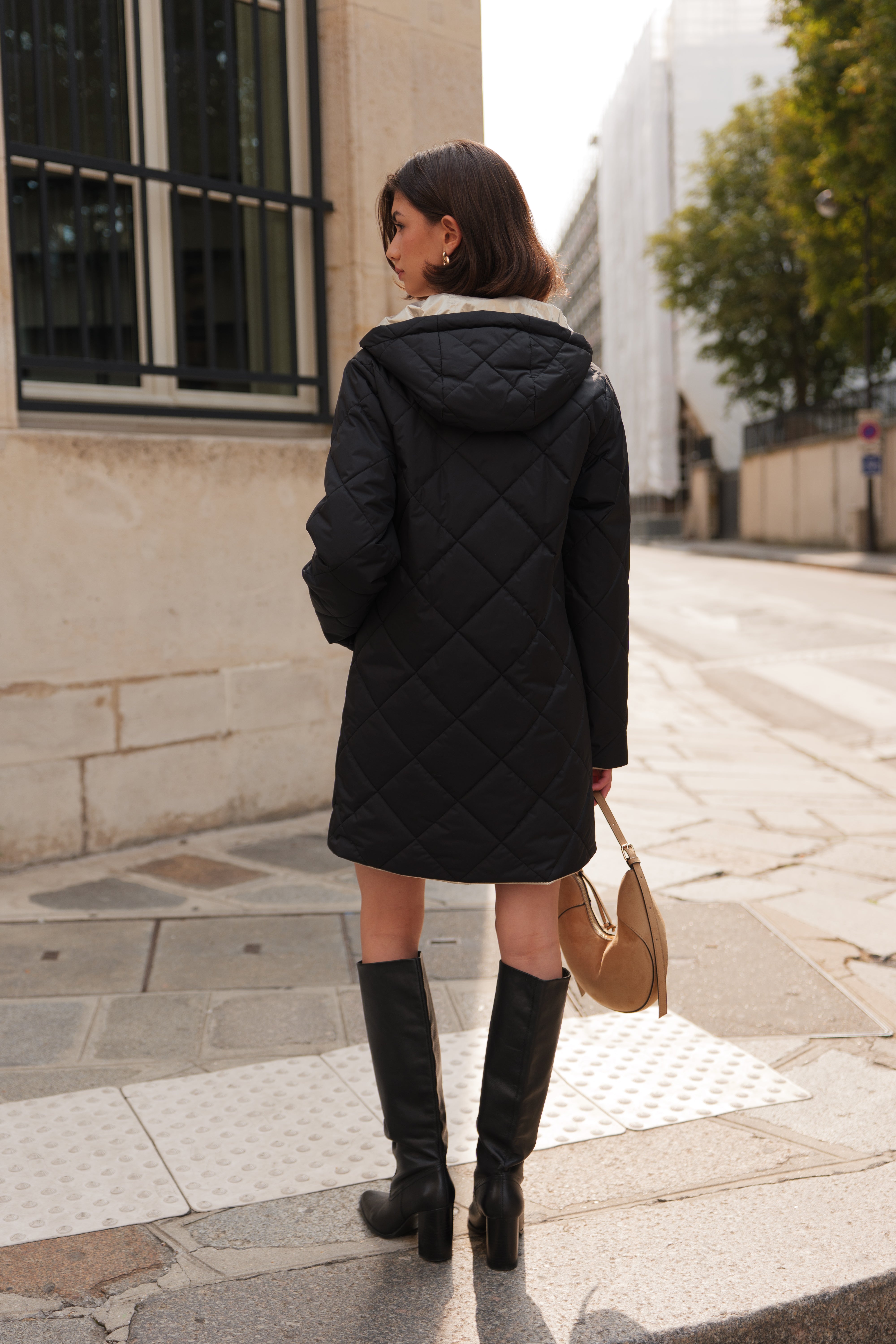 Manteau DANAE Escandelle – manteau noir réversible et imperméable, look chic parisien avec bottes et sac camel.
#couleur_noir