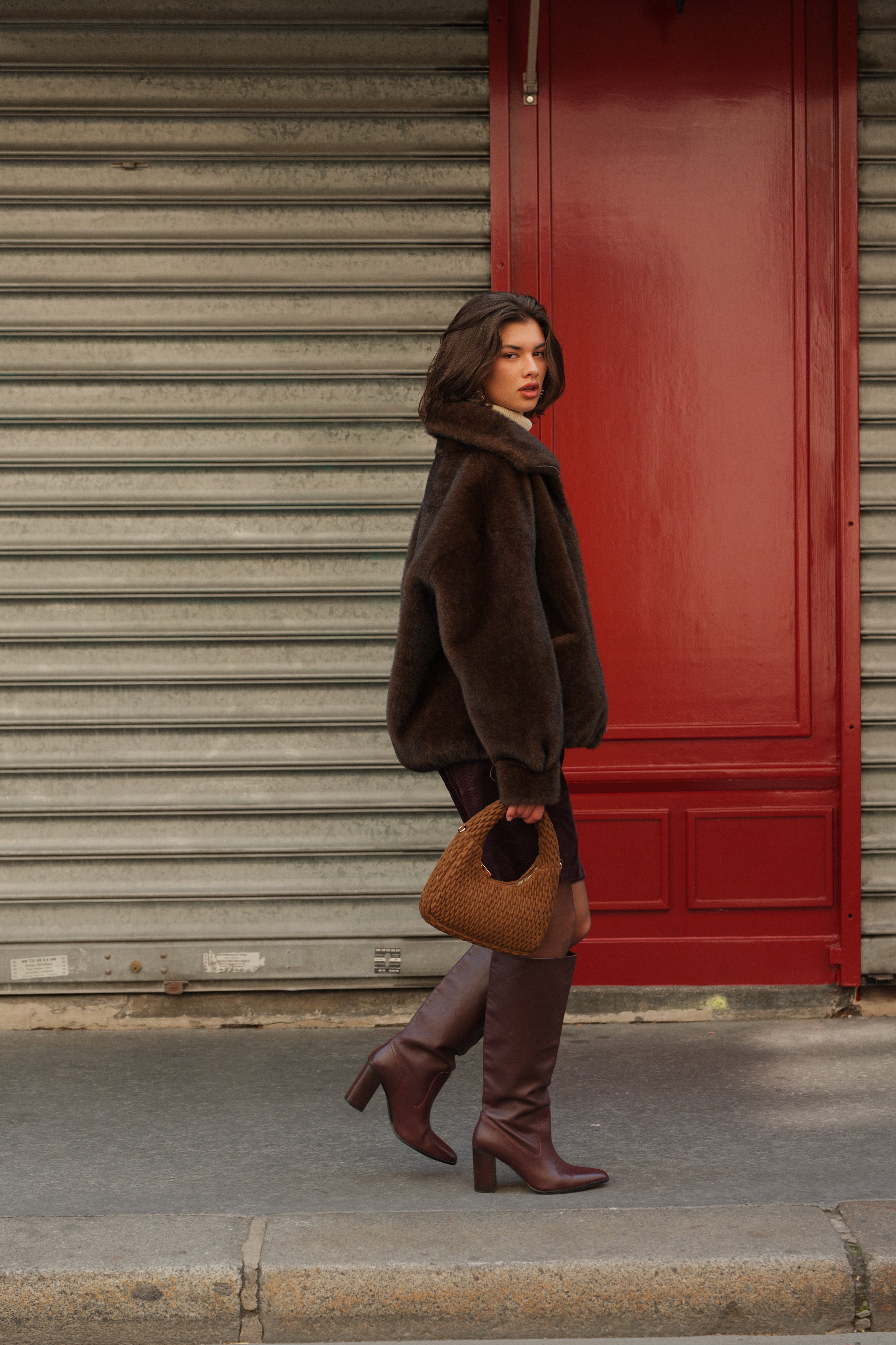 Manteau ARIANNE Escandelle à coupe très ample avec cordon de serrage, zip frontal et poches latérales
#couleur_choco