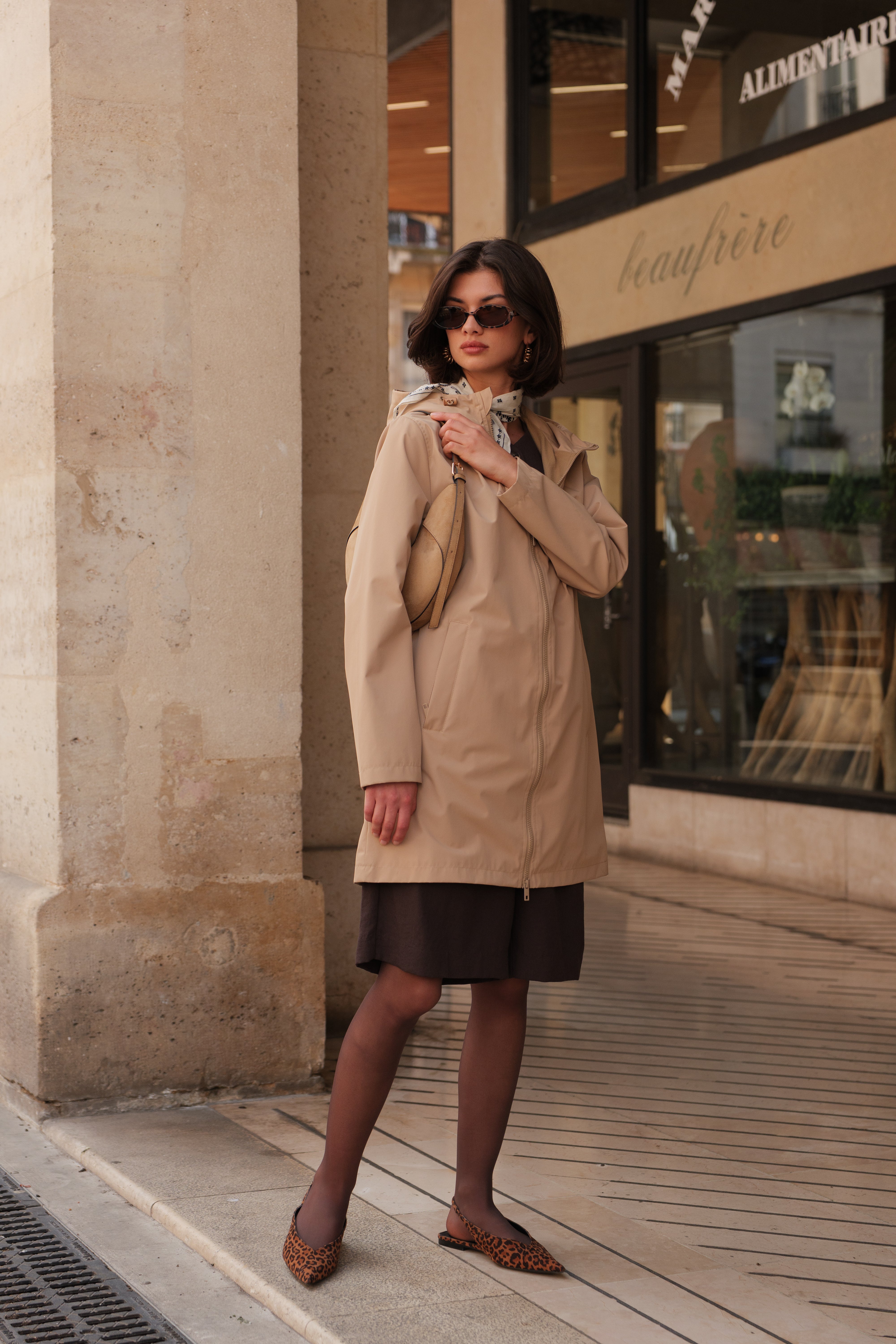 Parka LOUANE beige Escandelle – manteau mi-long déperlant, style moderne et raffiné parfait pour la mi-saison.
#couleur_beige
