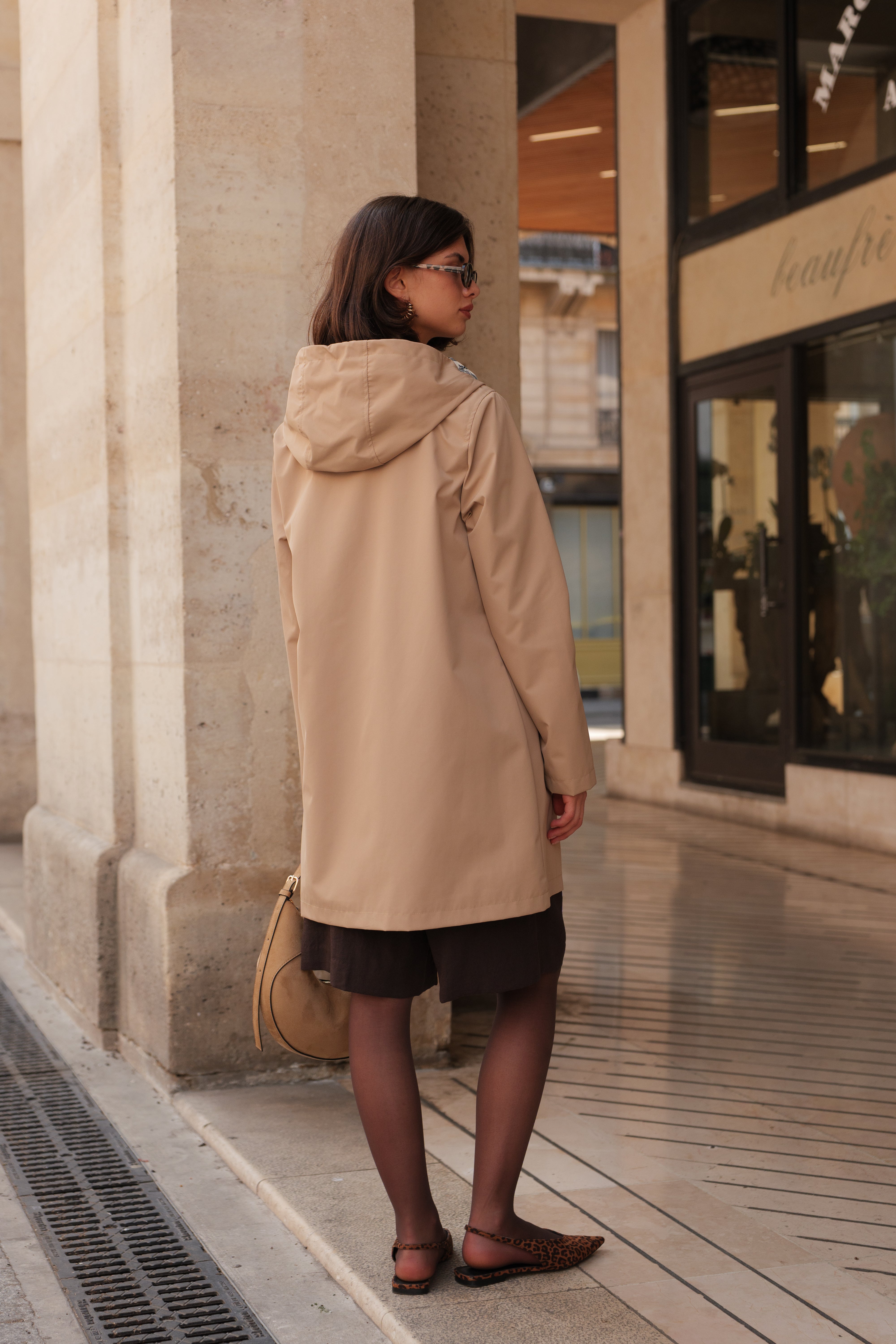 Parka LOUANE beige Escandelle – manteau mi-long déperlant, style moderne et raffiné parfait pour la mi-saison.
#couleur_beige