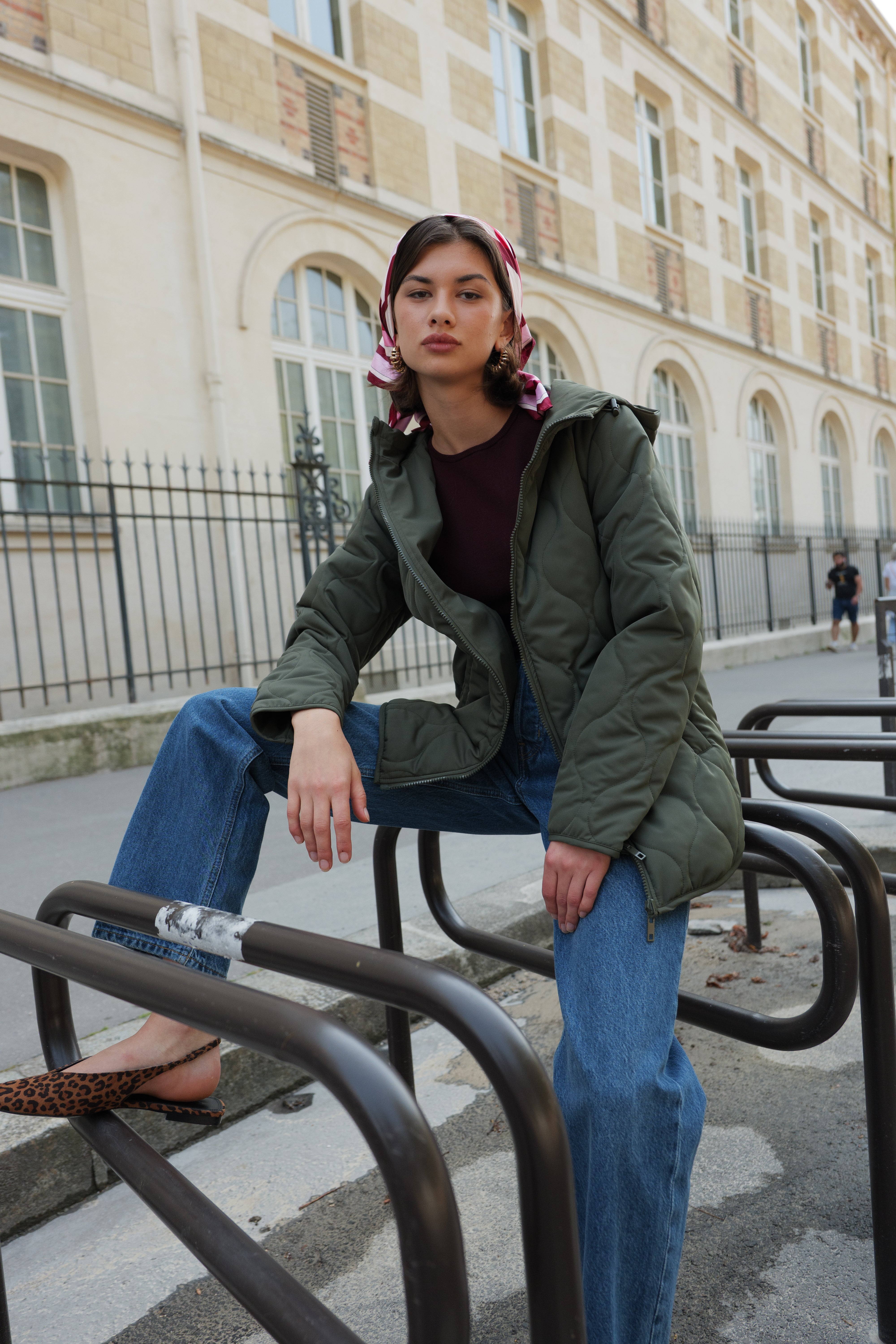 Veste matelassée kaki CASSIS Escandelle – look parisien moderne avec jean, foulard et boucles dorées.
#couleur_kaki