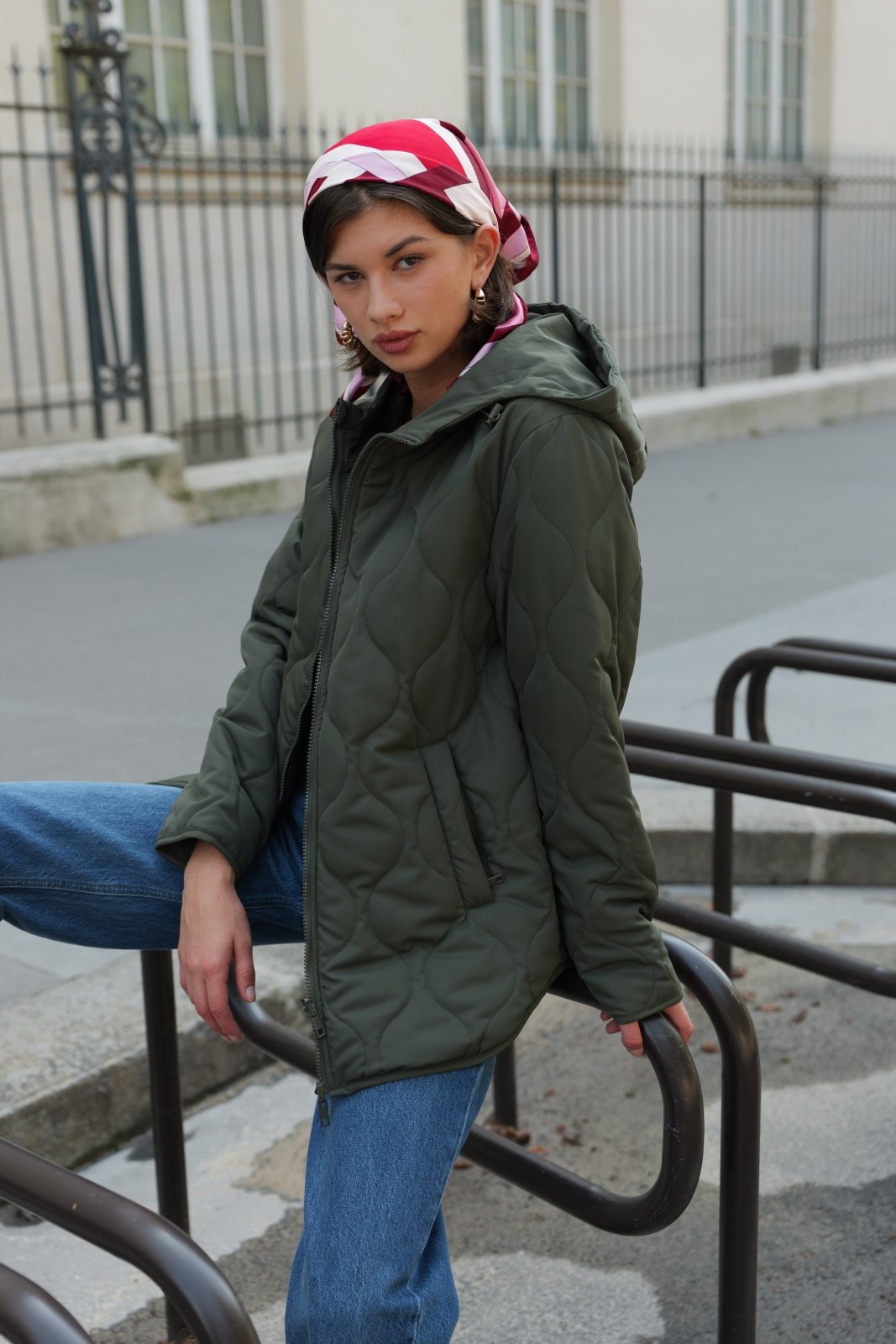 CASSIS - Veste Kaki - Escandelle (Vue de face - portrait - profil gauche)
#couleur_kaki