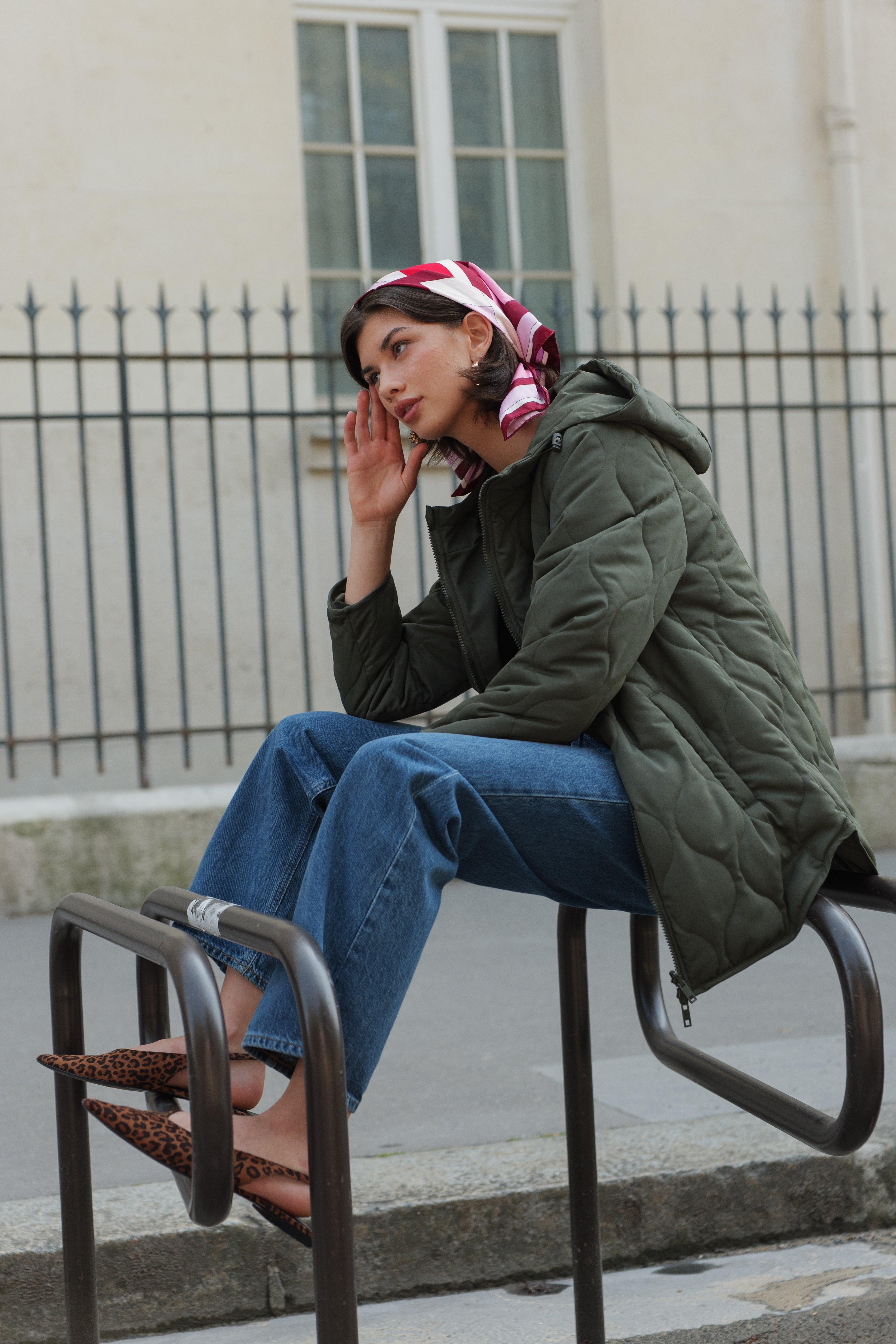 Veste matelassée kaki CASSIS Escandelle – look parisien moderne avec jean, foulard et boucles dorées.
#couleur_kaki