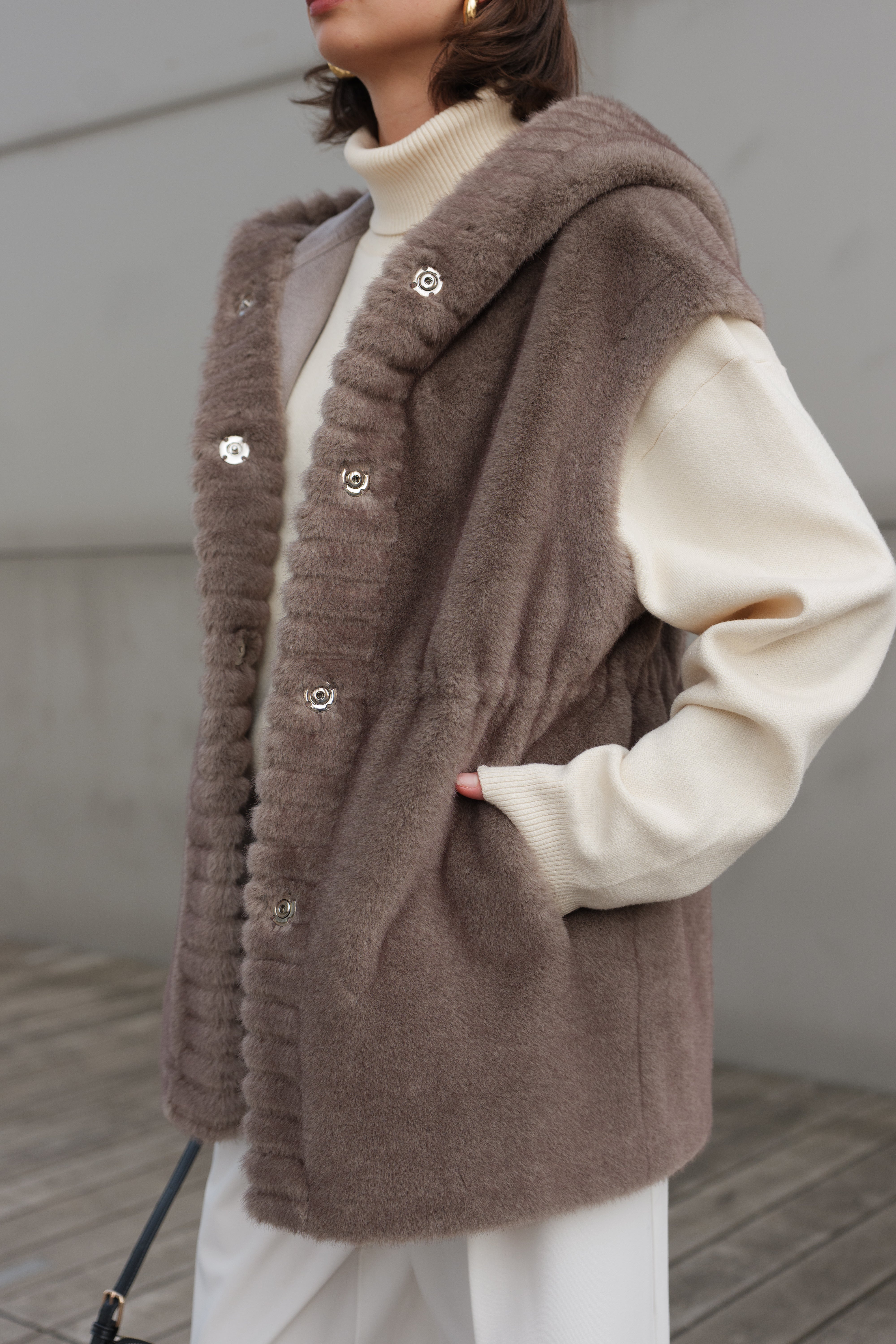 Mannequin portant le gilet sans manches CANDICE en fausse fourruregris Escandelle – look studio élégant
#couleur_gris