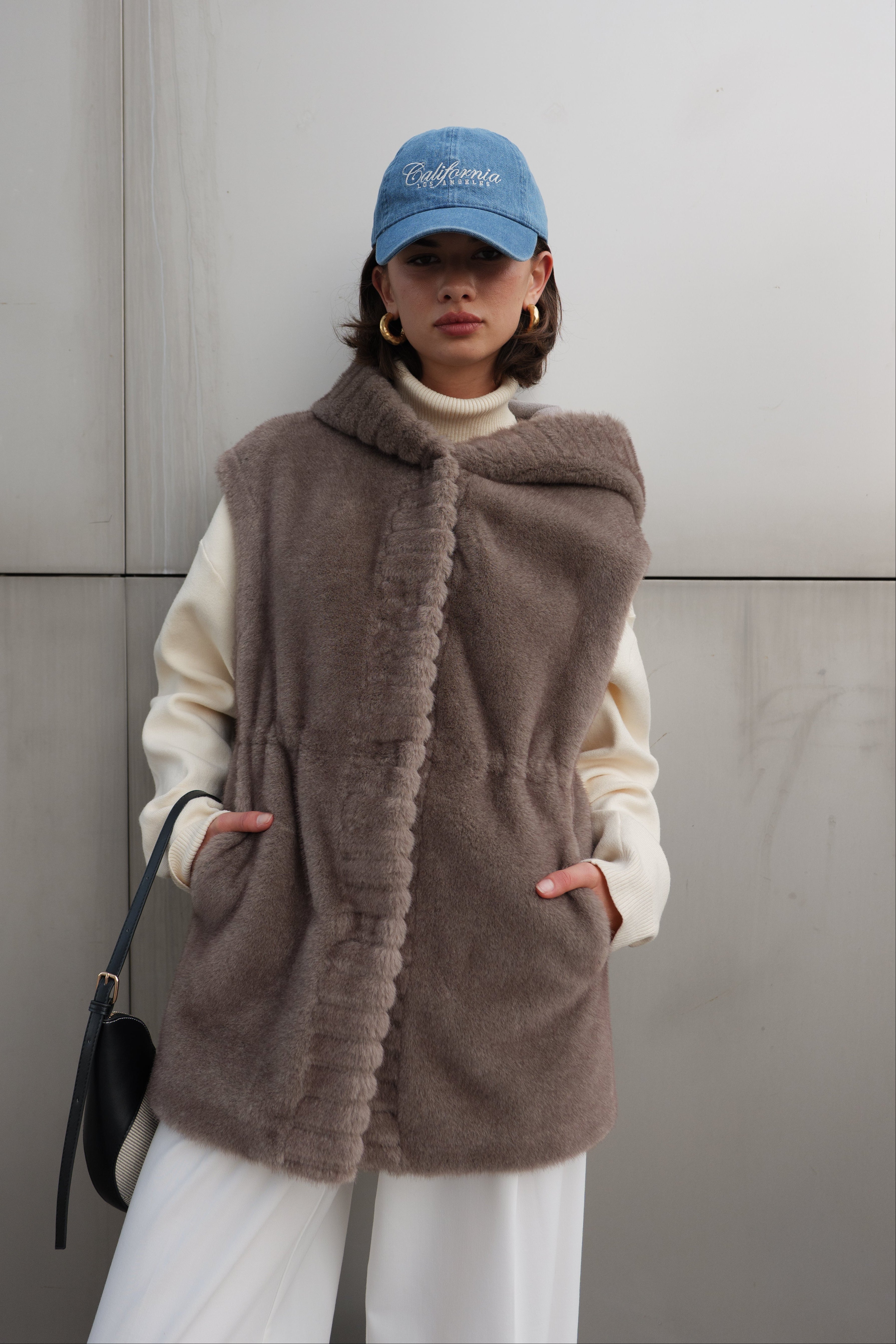 Mannequin portant le gilet sans manches CANDICE en fausse fourruregris Escandelle – look studio élégant
#couleur_gris