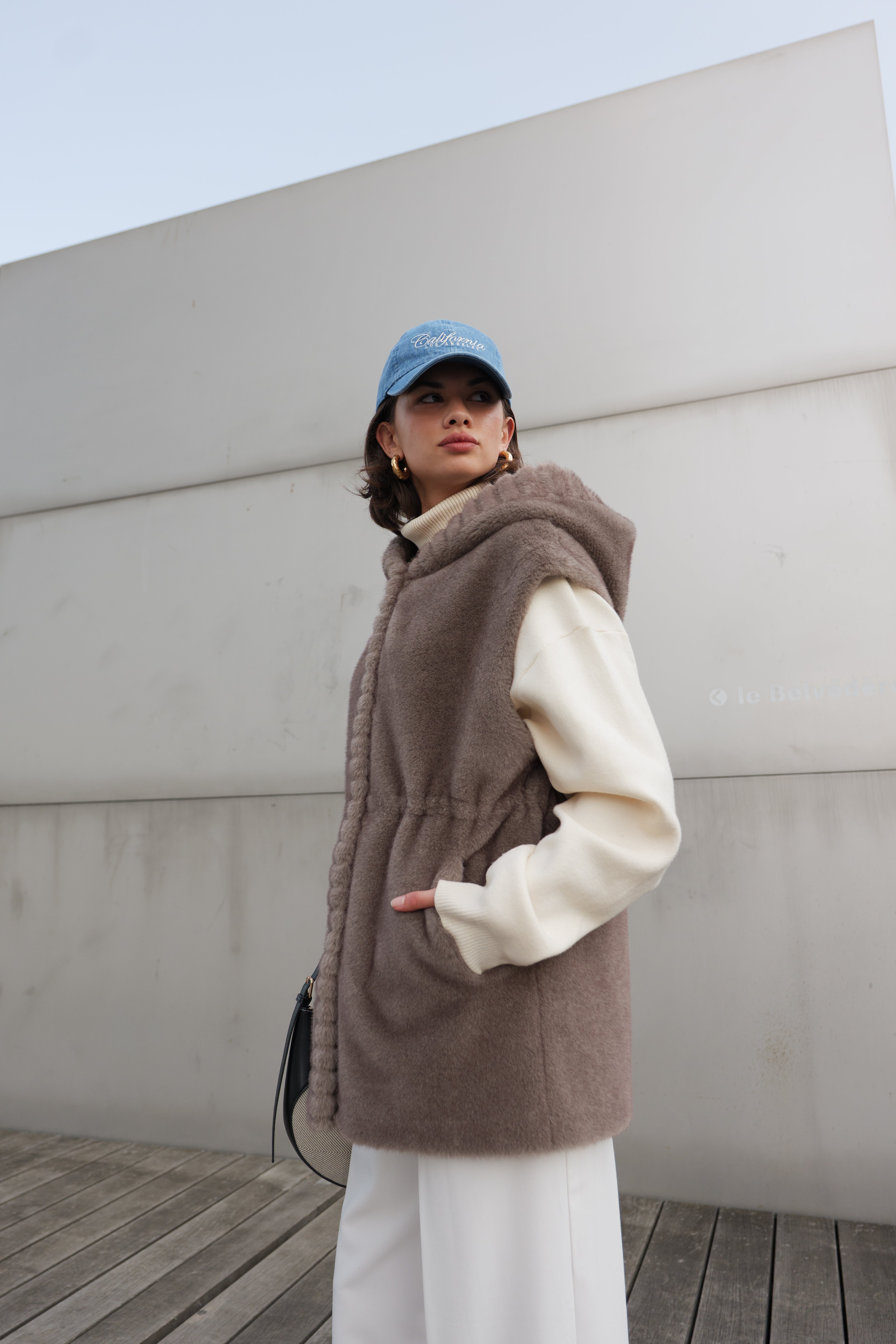 Mannequin portant le gilet sans manches CANDICE en fausse fourruregris Escandelle – look studio élégant
#couleur_gris