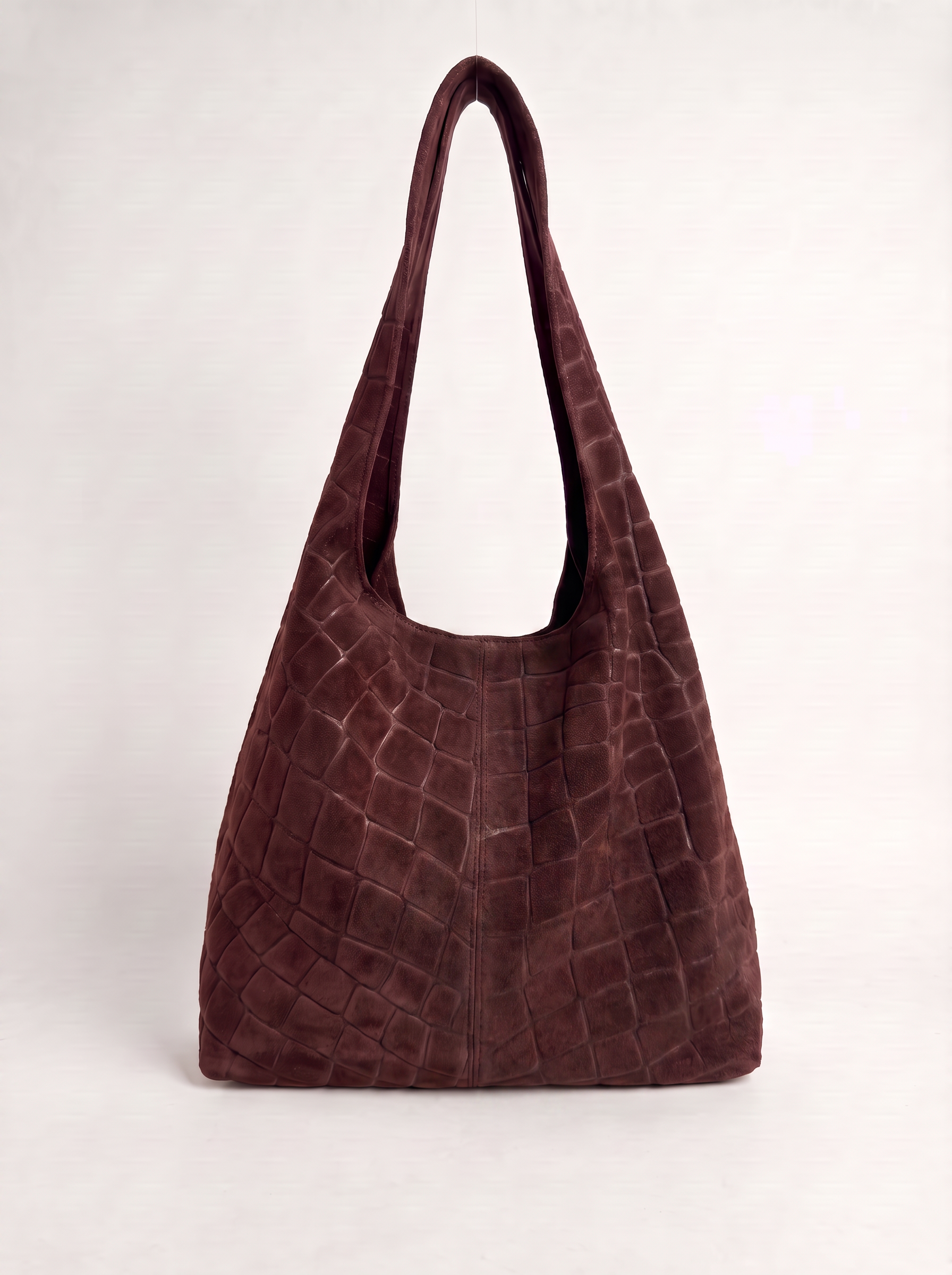 CLARA sac hobo cuir suédé gaufré croco porté épaule bordeaux femme - Escandelle Paris (silhouette entière)
#couleur_bordeaux