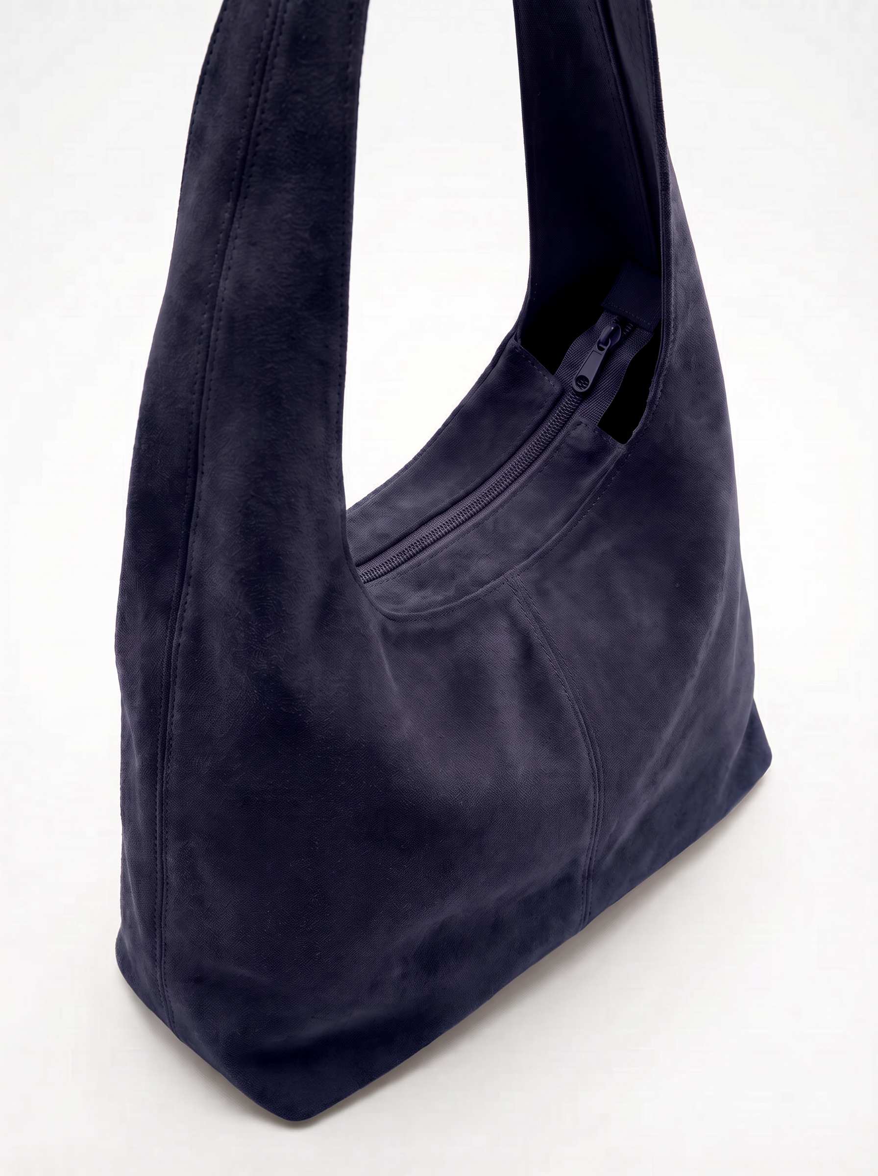 MEILI sac hobo cuir suédé porté épaule marine femme - Escandelle Paris (gros plan détails matière)
#couleur_marine