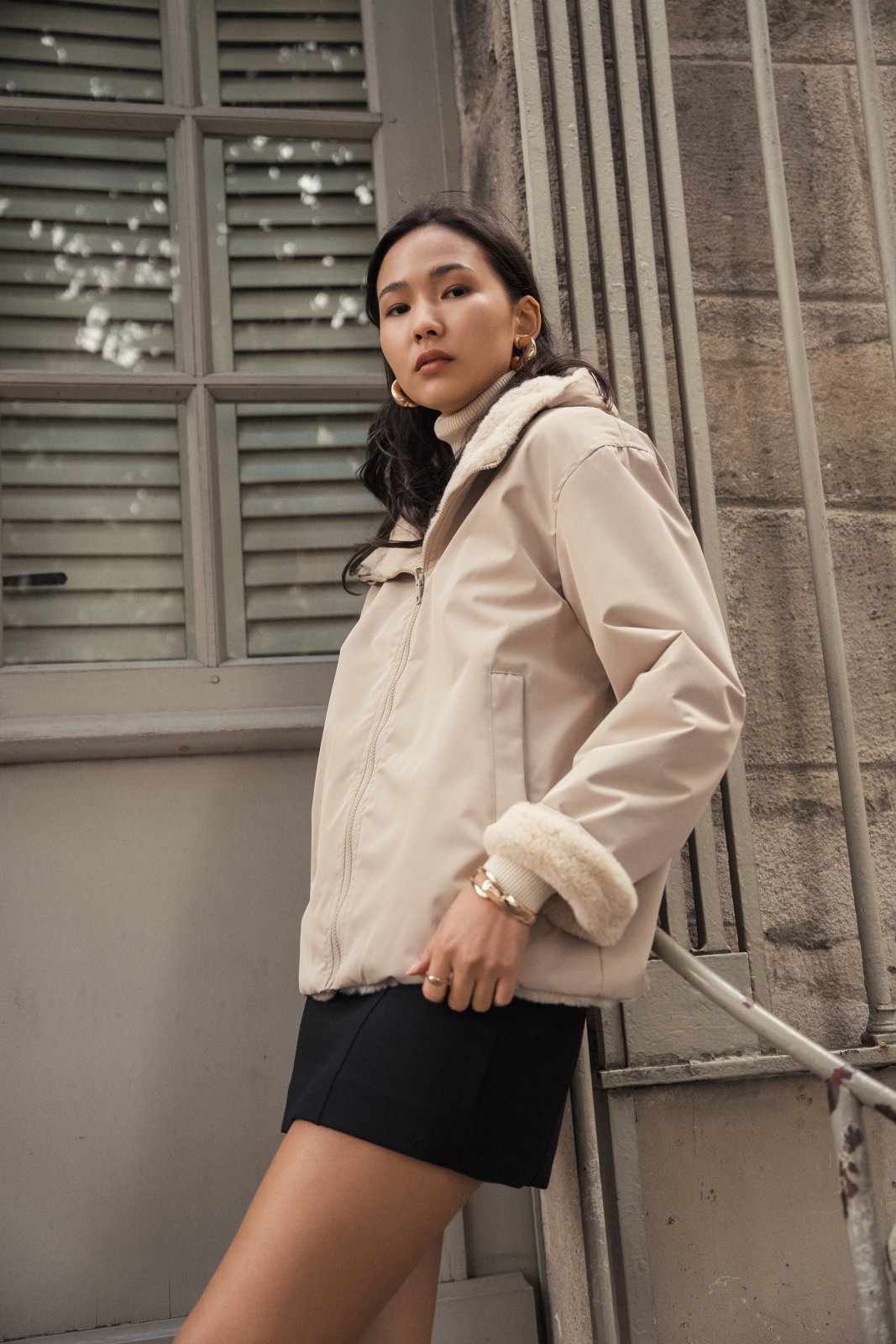 AELIS parka courte réversible fausse fourrure beige femme - Escandelle Paris (silhouette de profil)
#couleur_beige