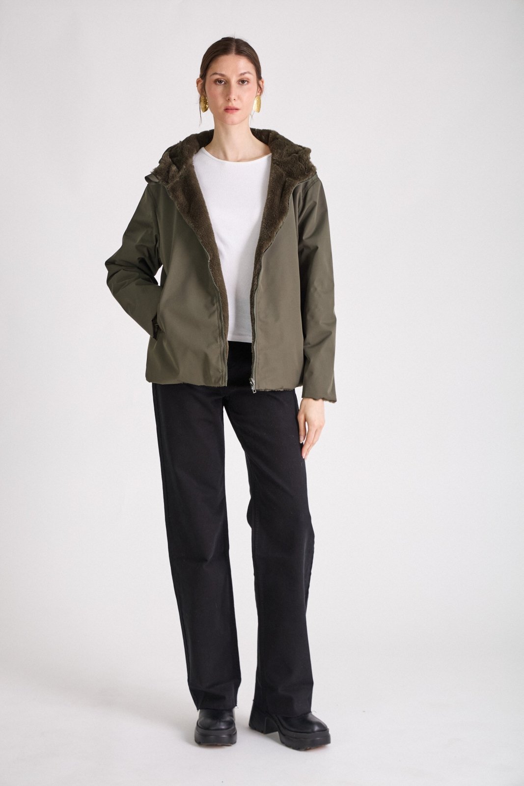 AELIS parka courte réversible fausse fourrure kaki femme - Escandelle Paris (silhouette entière)
#couleur_kaki